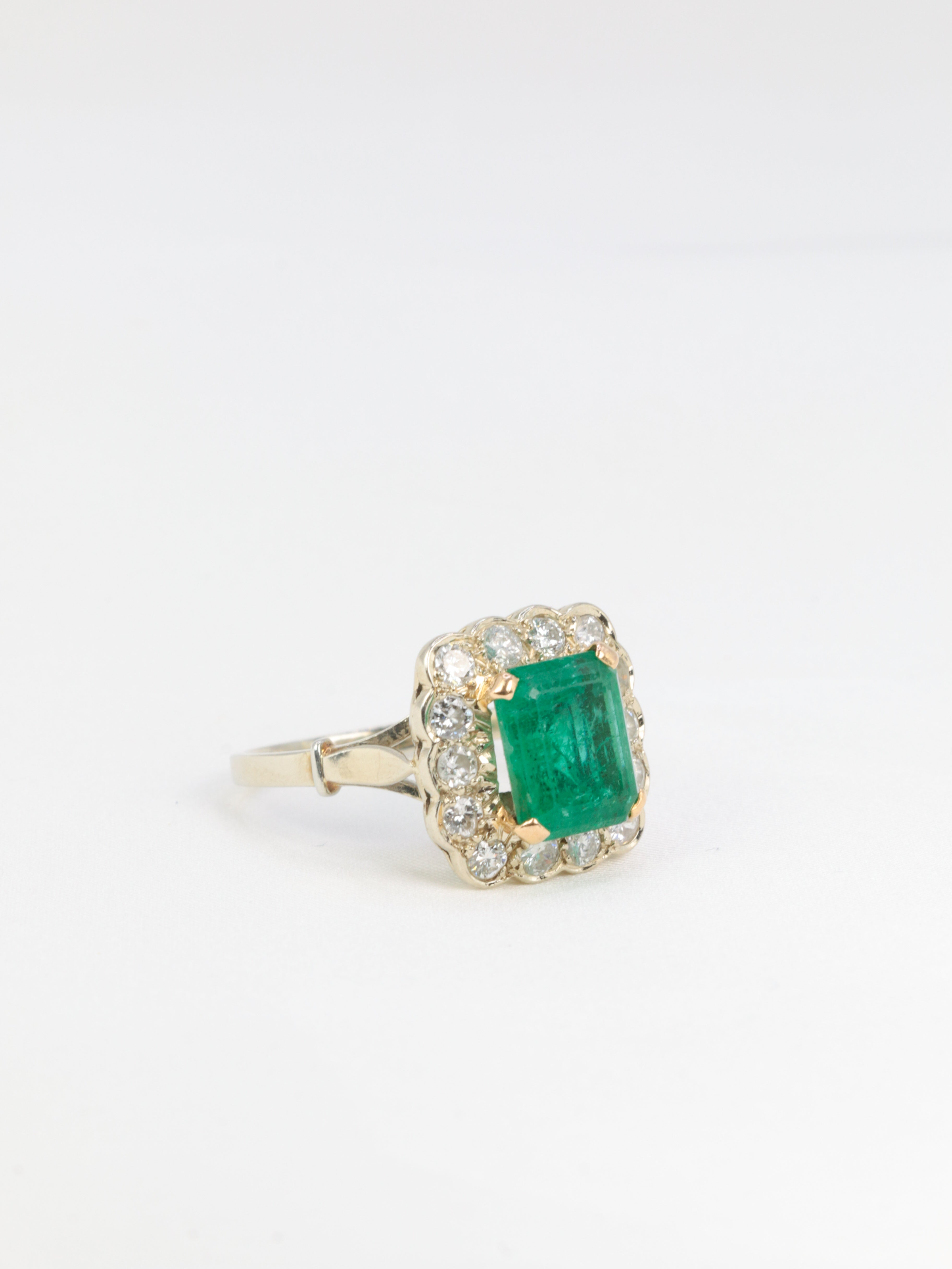 Vintage daisy ring in gold, emerald and diamonds