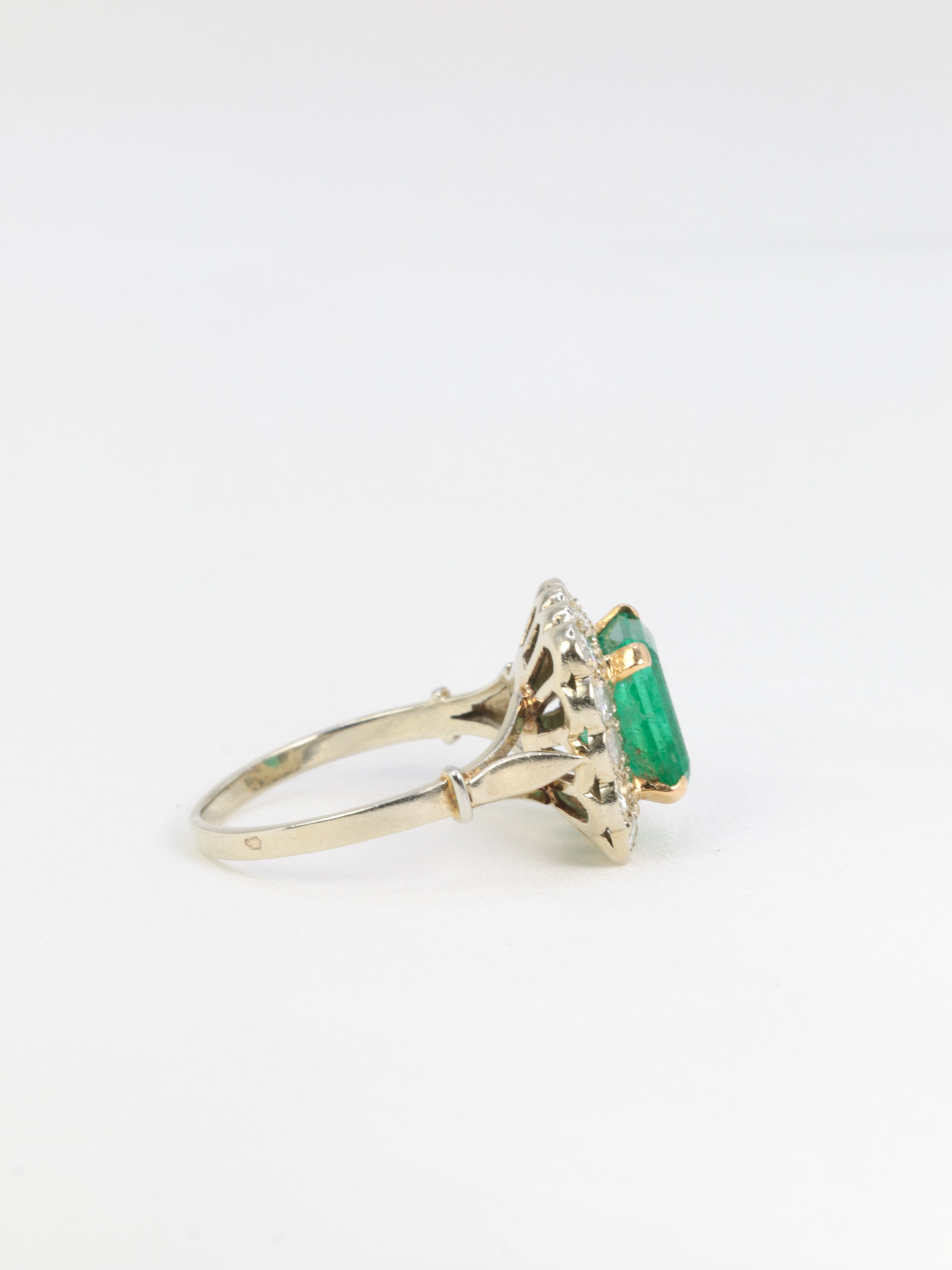 Vintage daisy ring in gold, emerald and diamonds