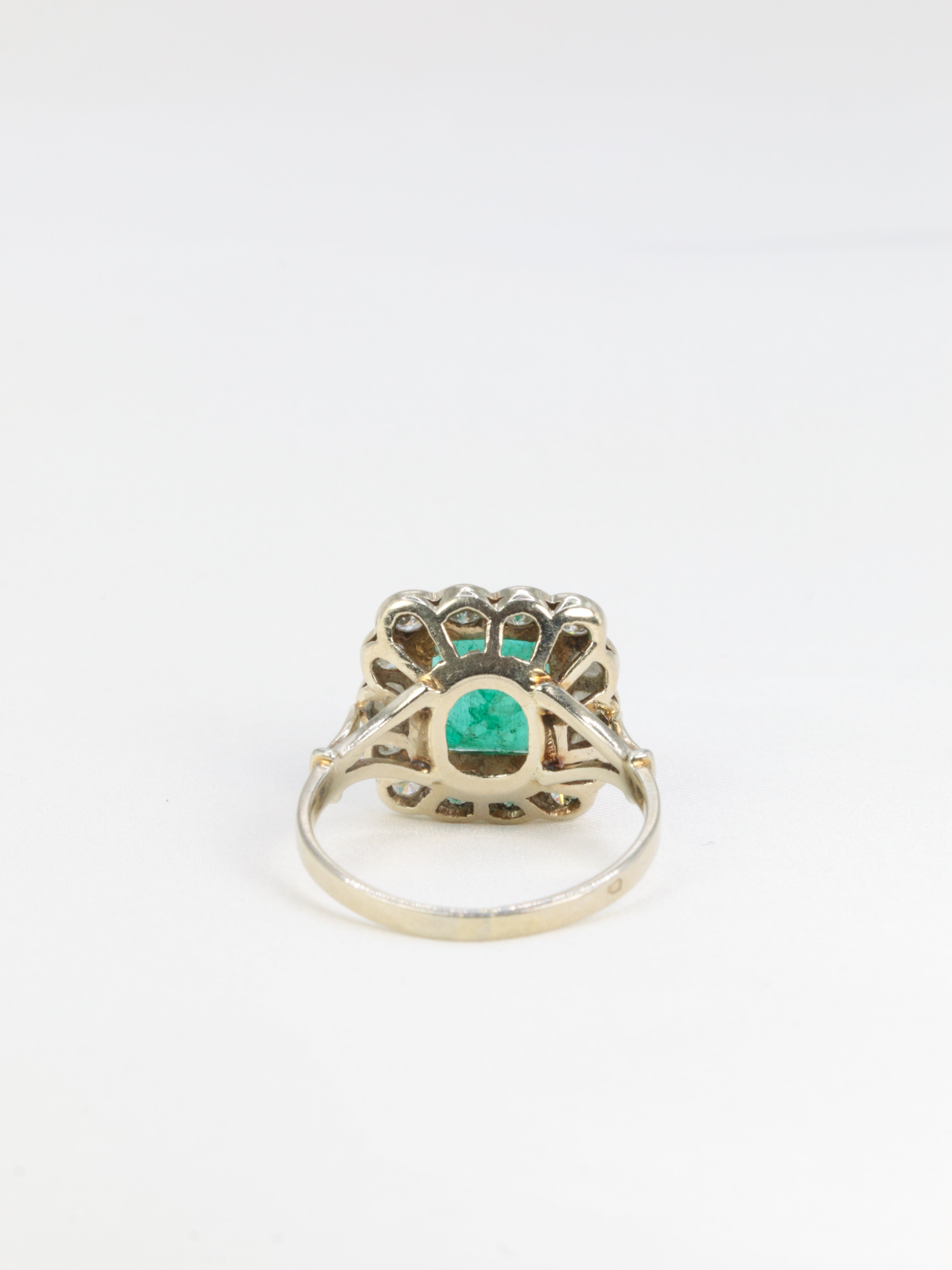 Vintage daisy ring in gold, emerald and diamonds