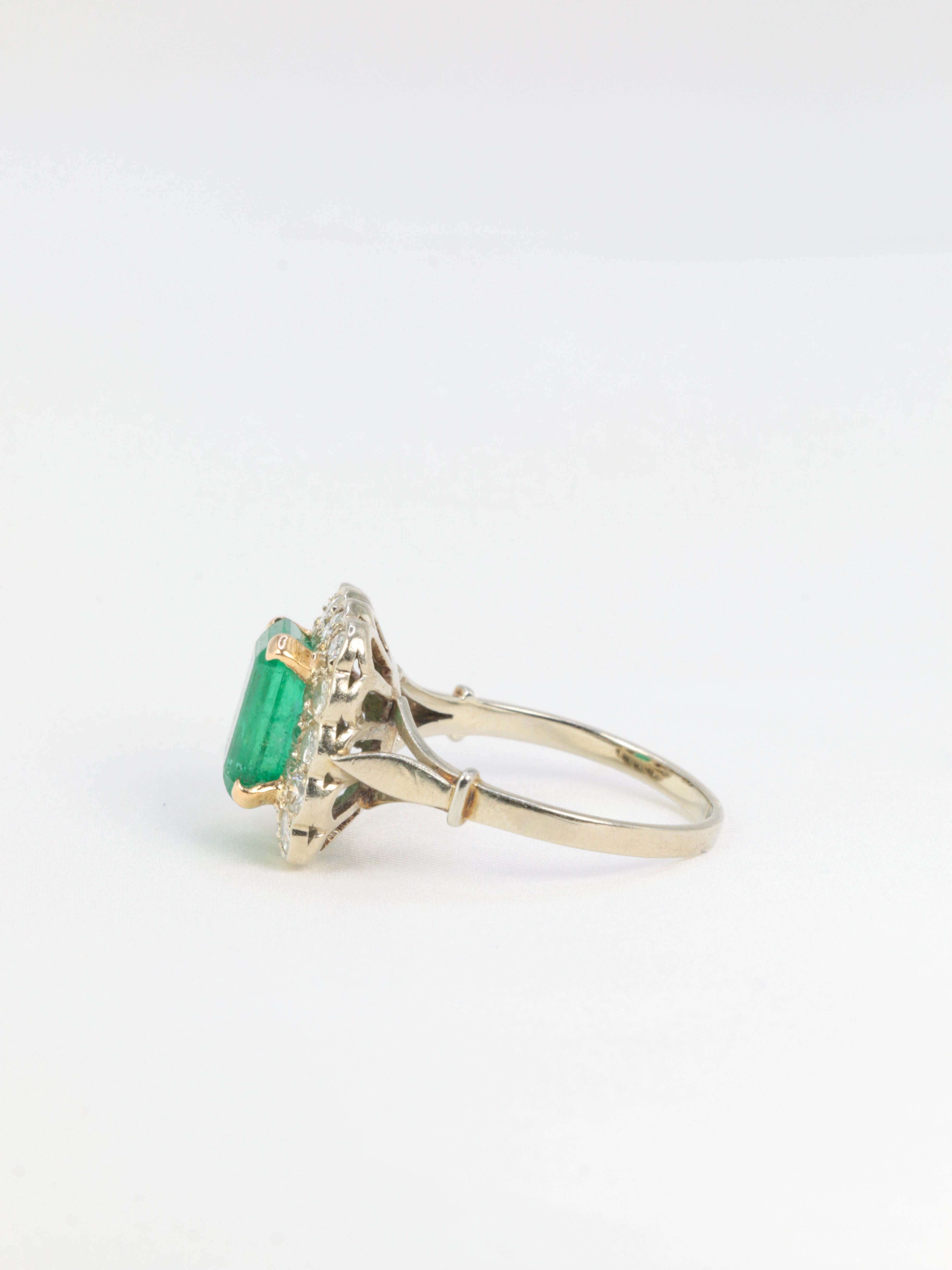 Vintage daisy ring in gold, emerald and diamonds