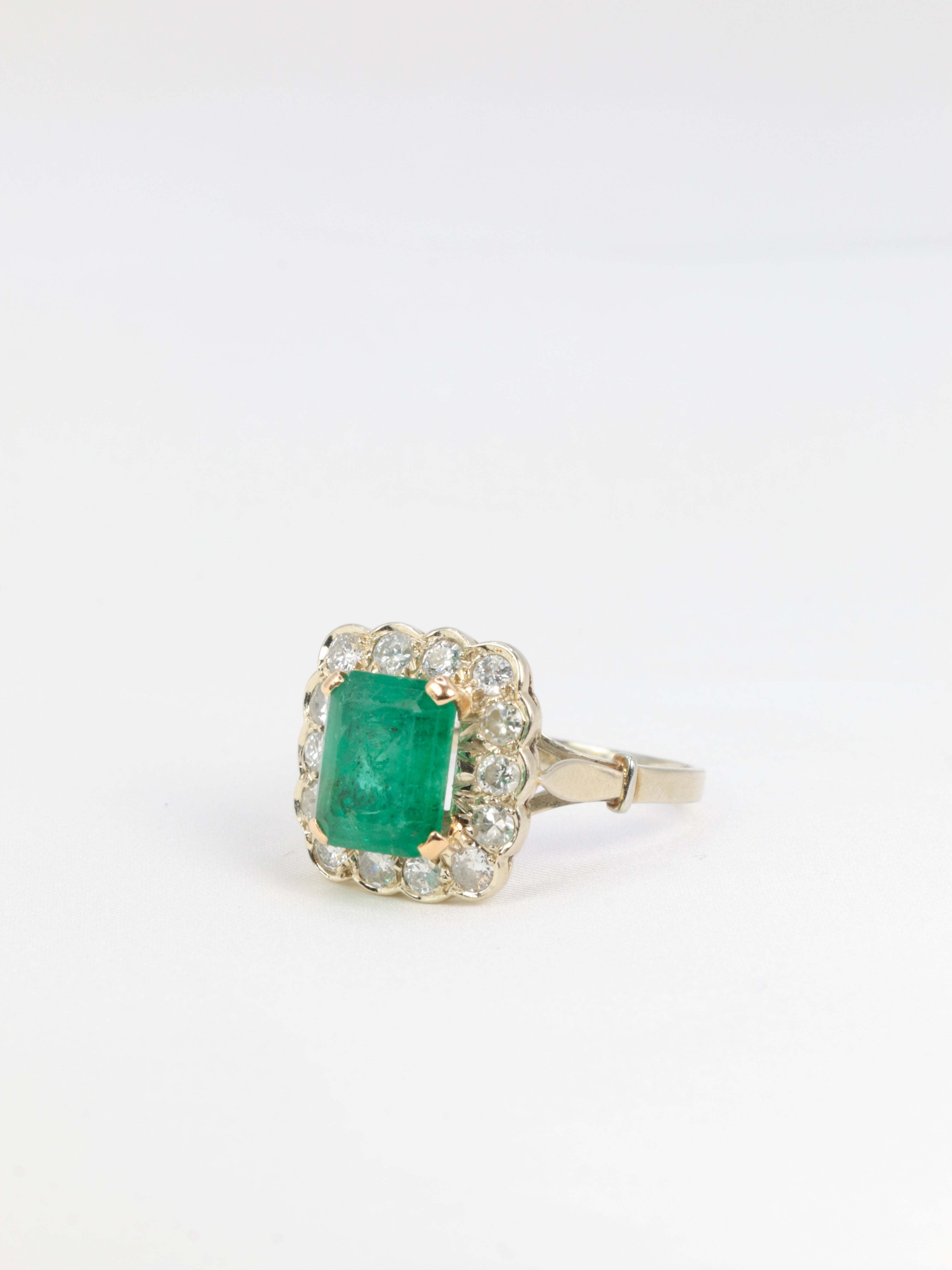 Vintage daisy ring in gold, emerald and diamonds