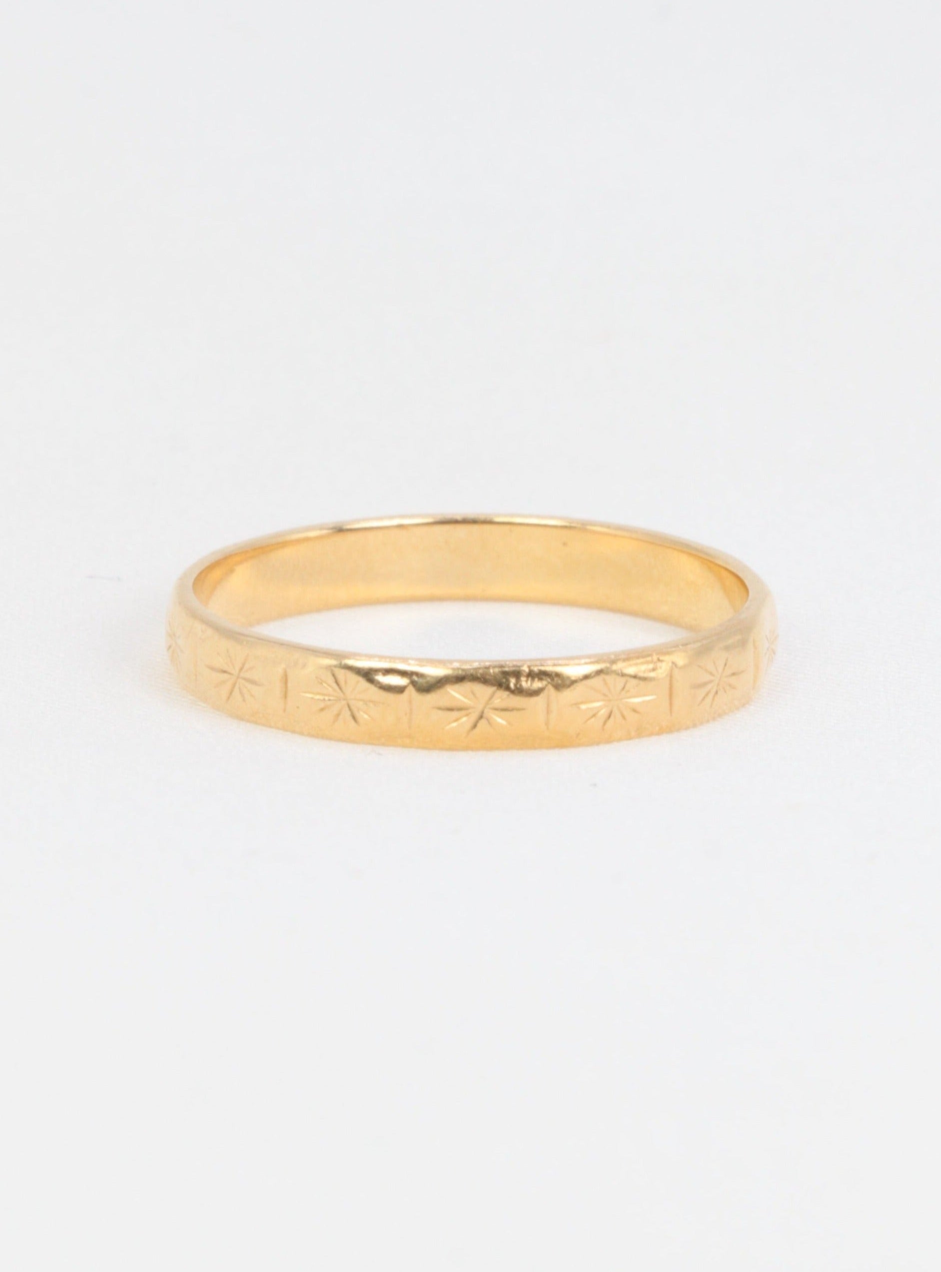 Vintage wedding ring in gold chiselled with small crosses