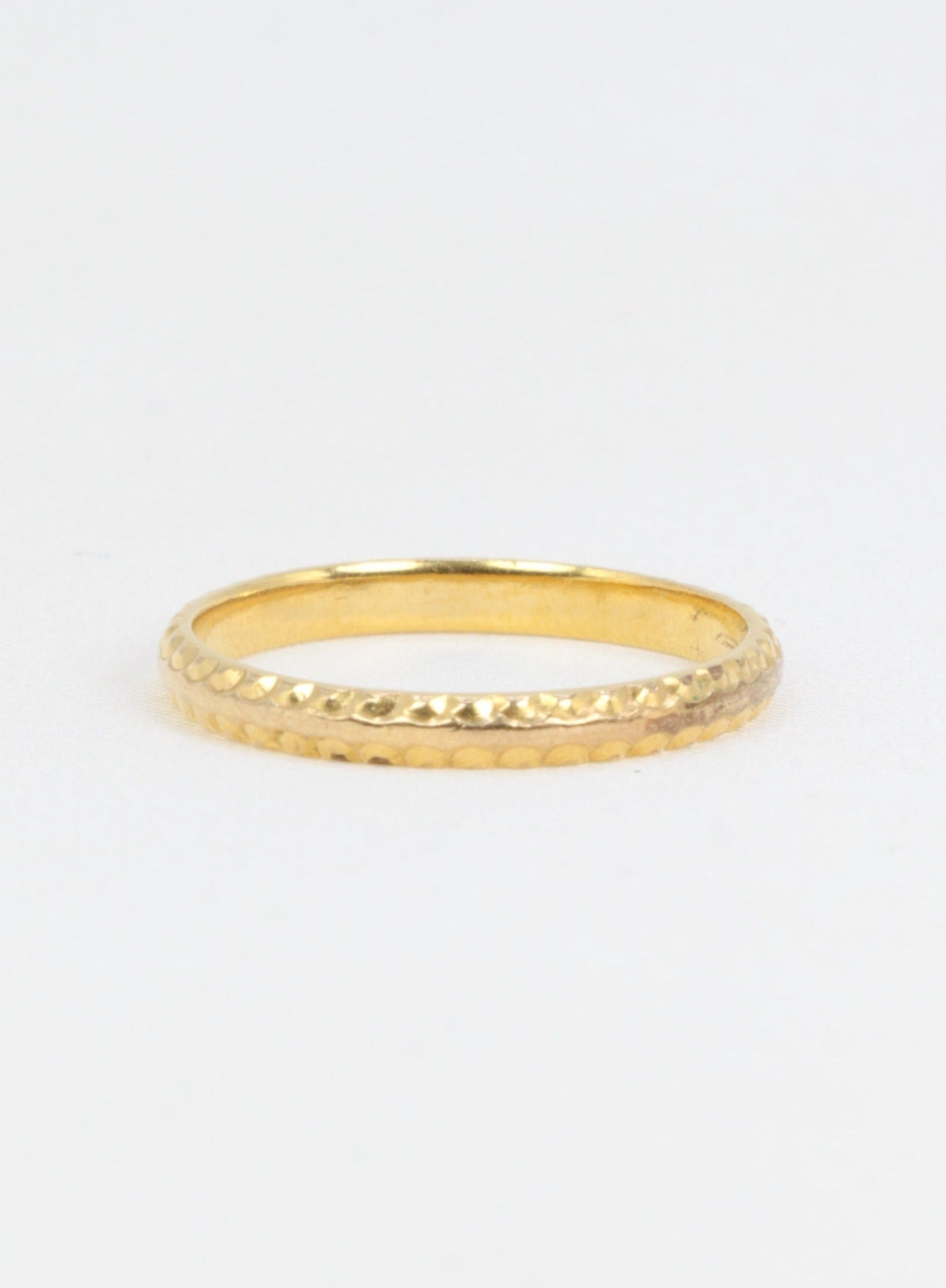 Vintage wedding ring in yellow gold and gadroons