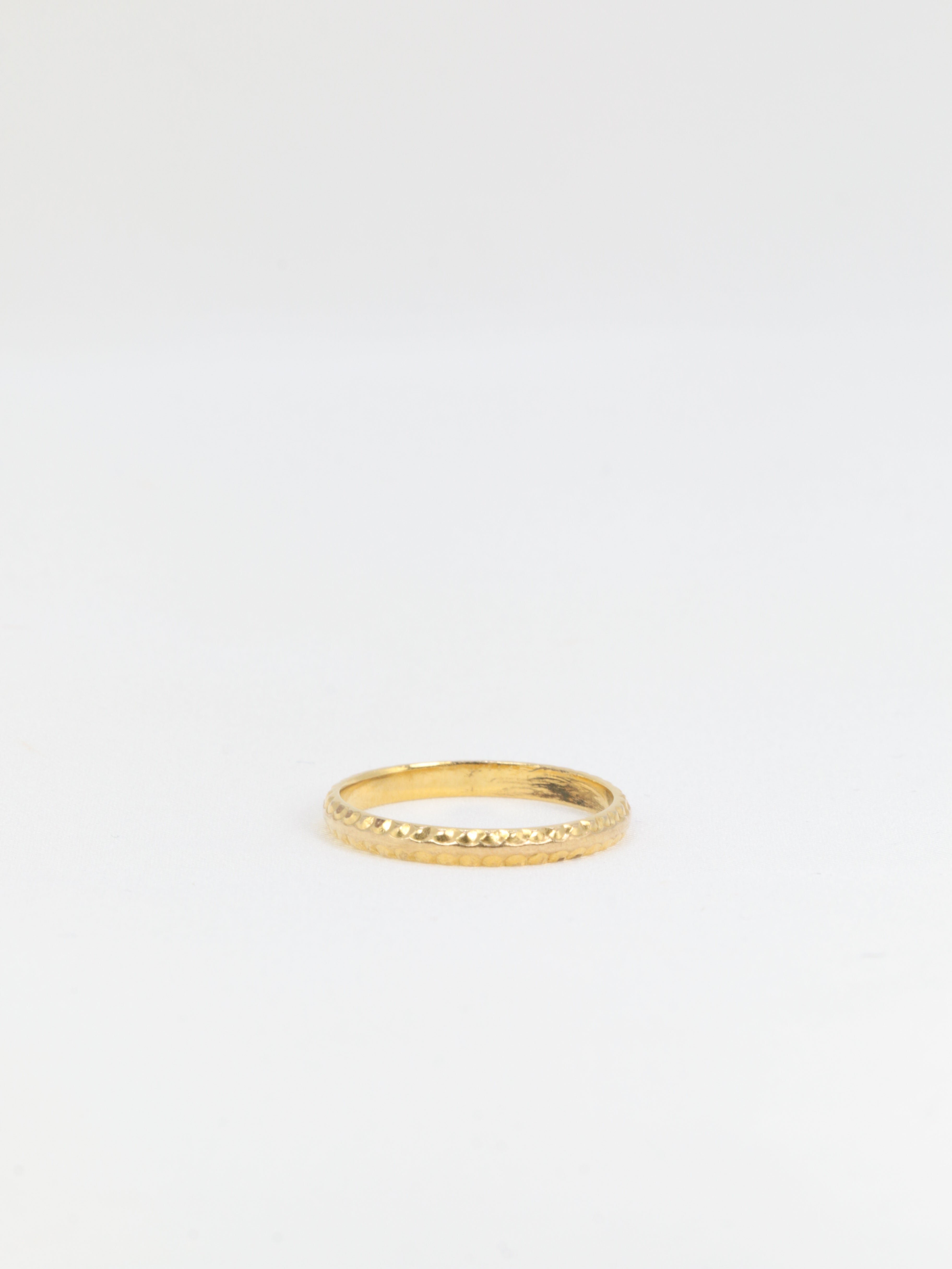 Vintage wedding ring in yellow gold and gadroons