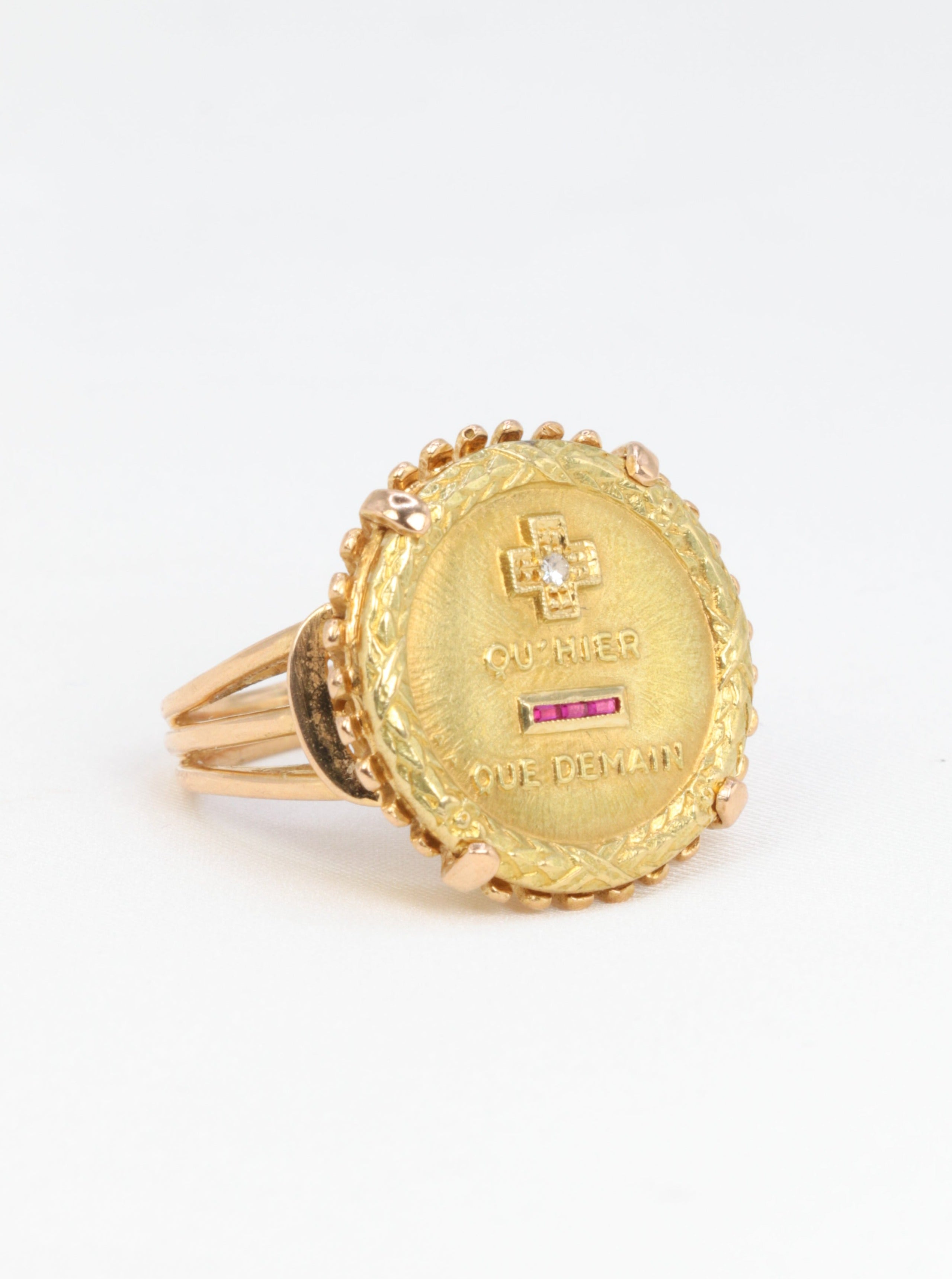 Augis Amour ring More yesterday Less tomorrow in gold, diamond and ruby