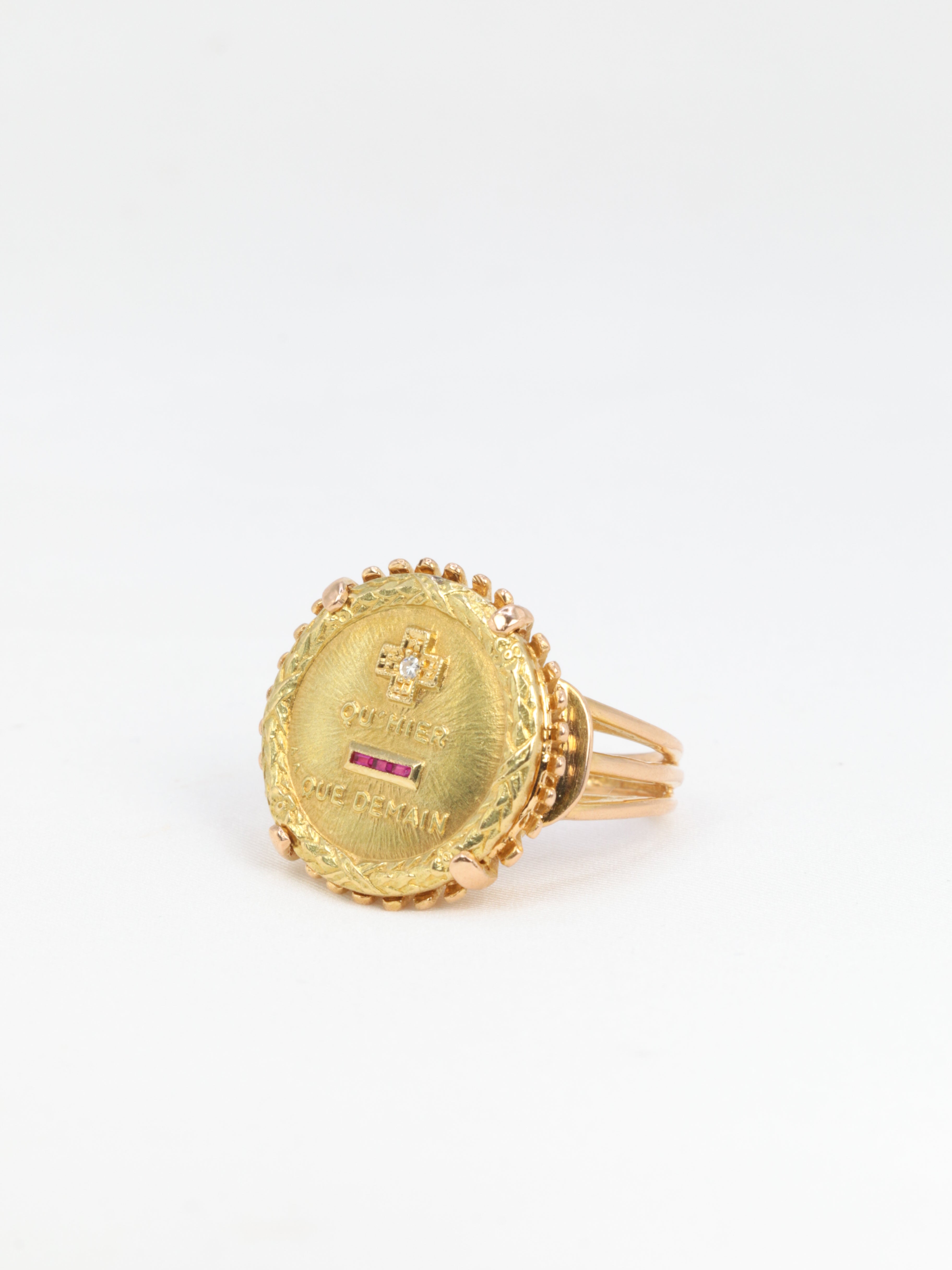 Augis Amour ring More yesterday Less tomorrow in gold, diamond and ruby