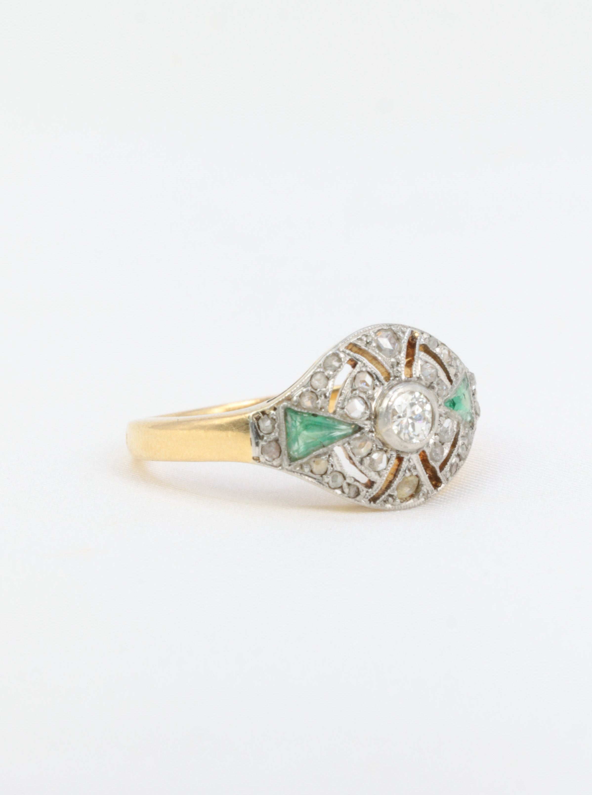 Art-Deco ring in gold, diamonds and emeralds