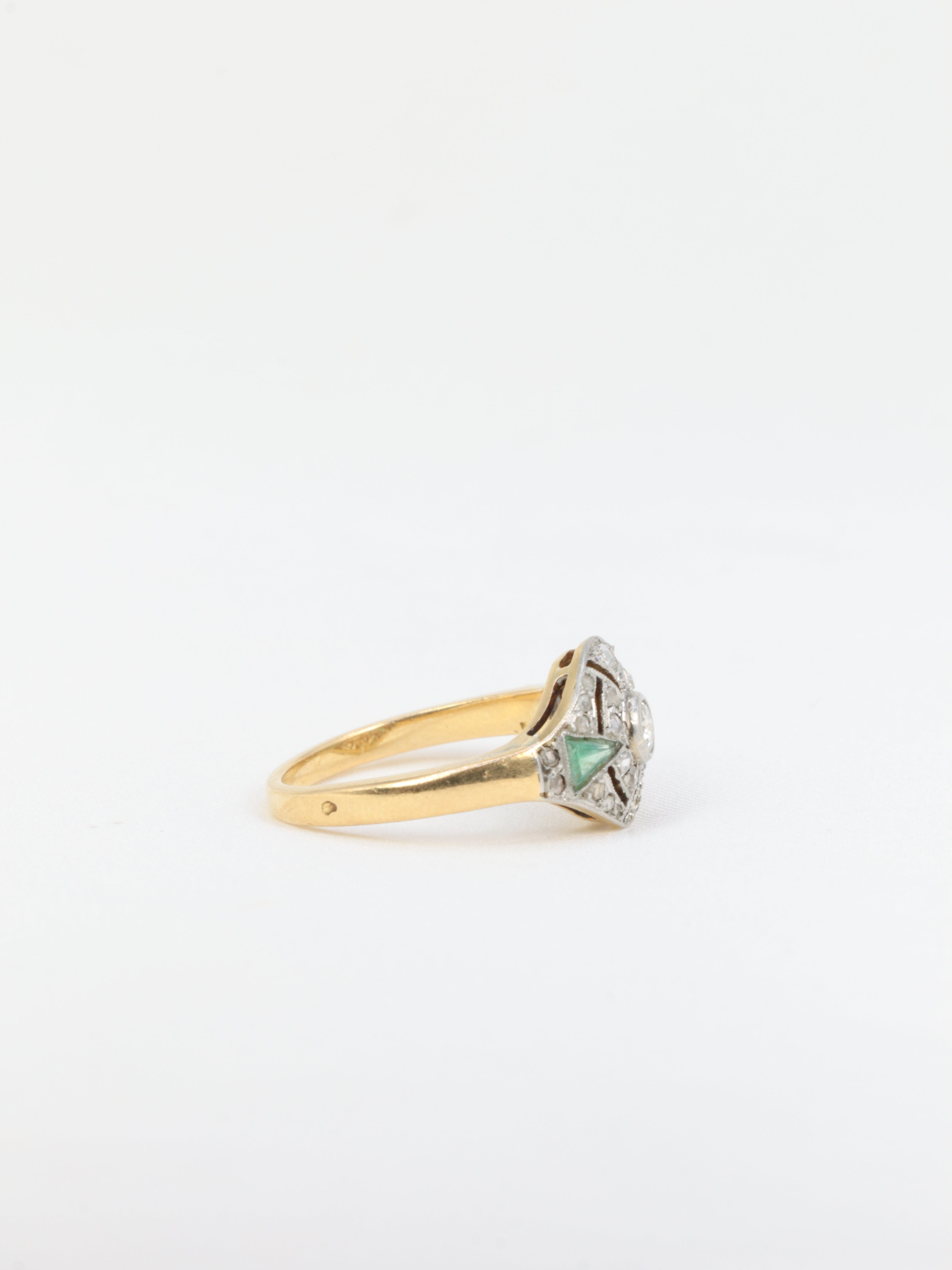 Art-Deco ring in gold, diamonds and emeralds