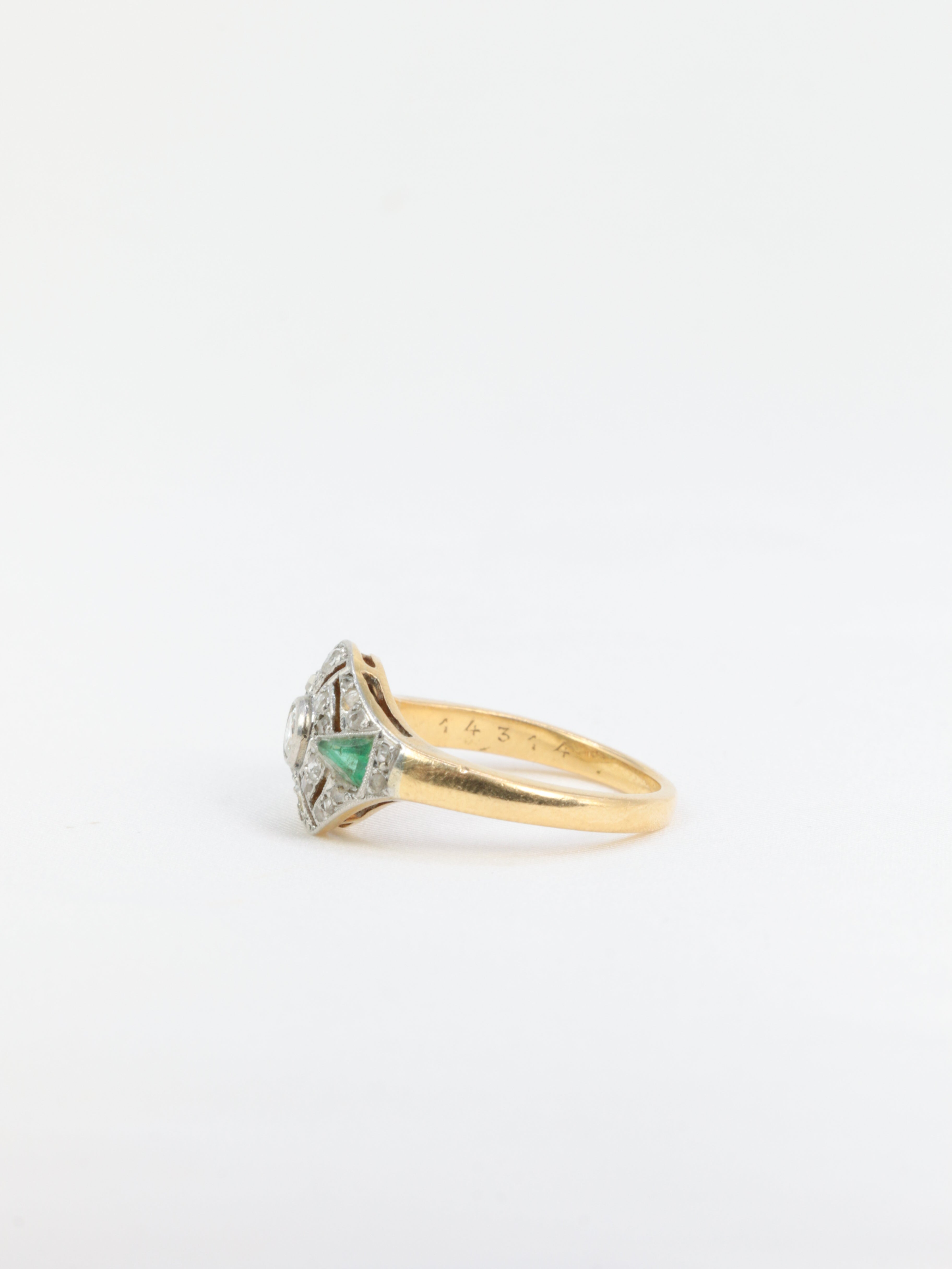 Art-Deco ring in gold, diamonds and emeralds