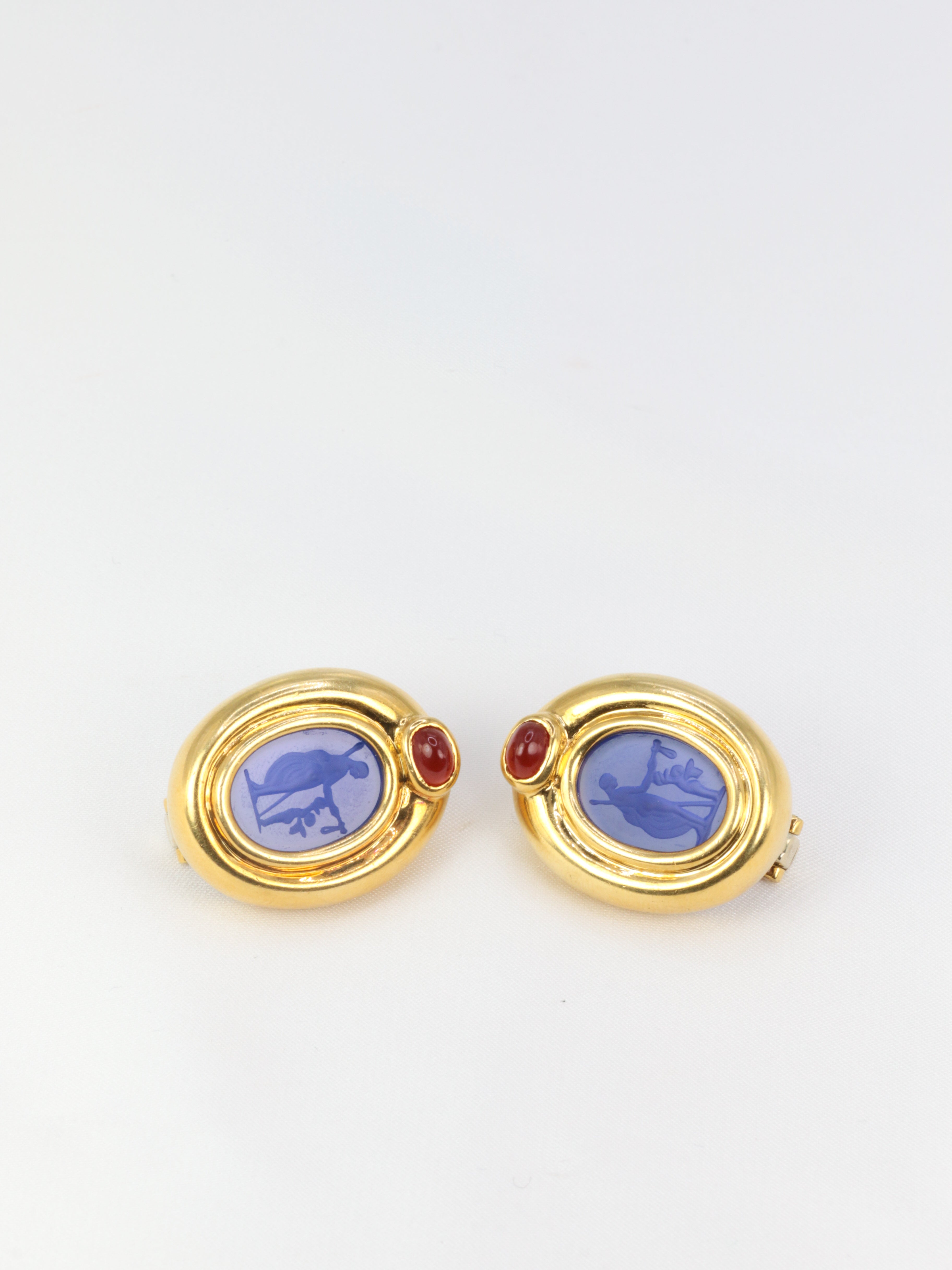 Clips d’oreilles vintage en or, intaille en verre bleu et cornaline