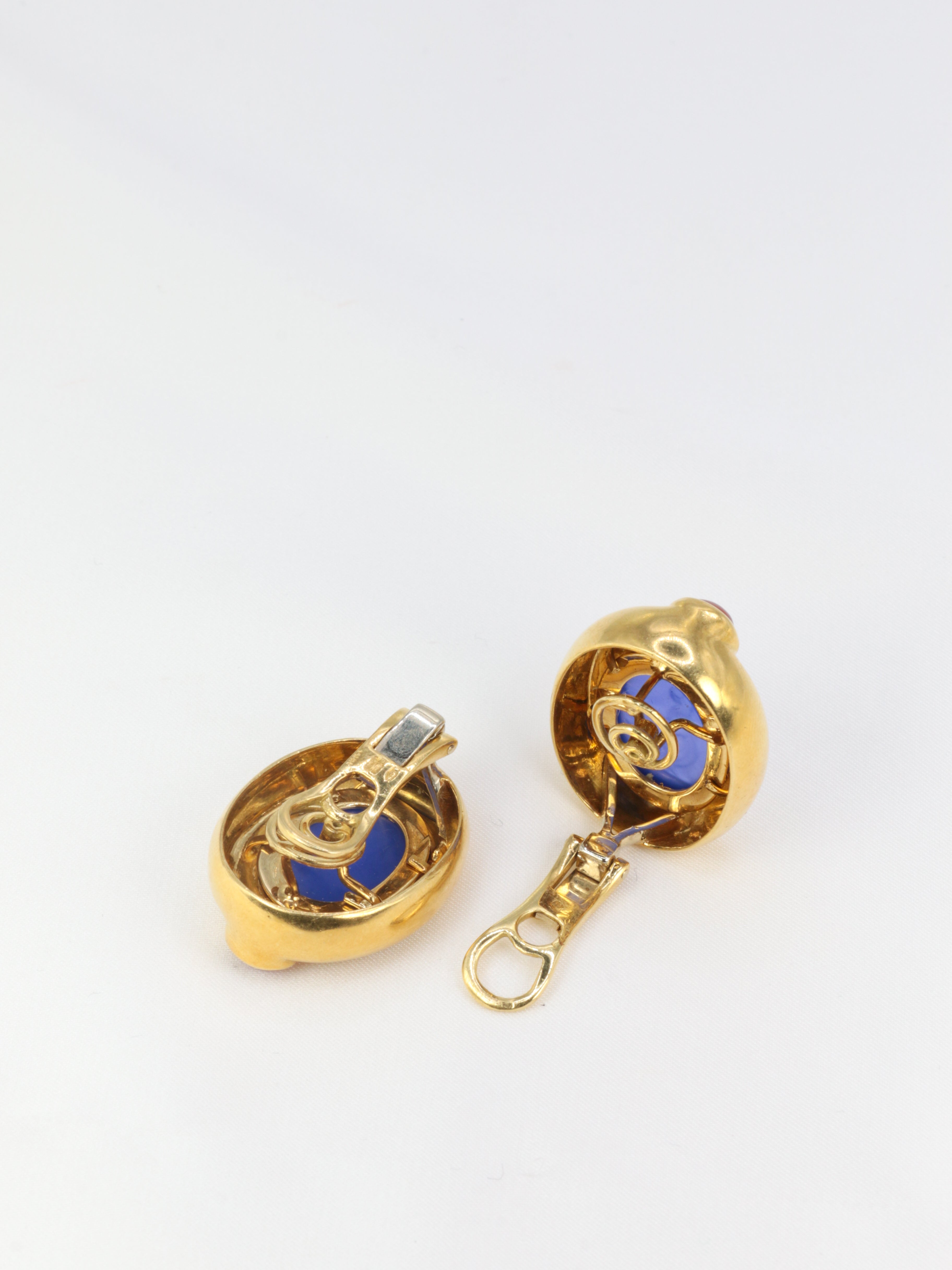 Clips d’oreilles vintage en or, intaille en verre bleu et cornaline