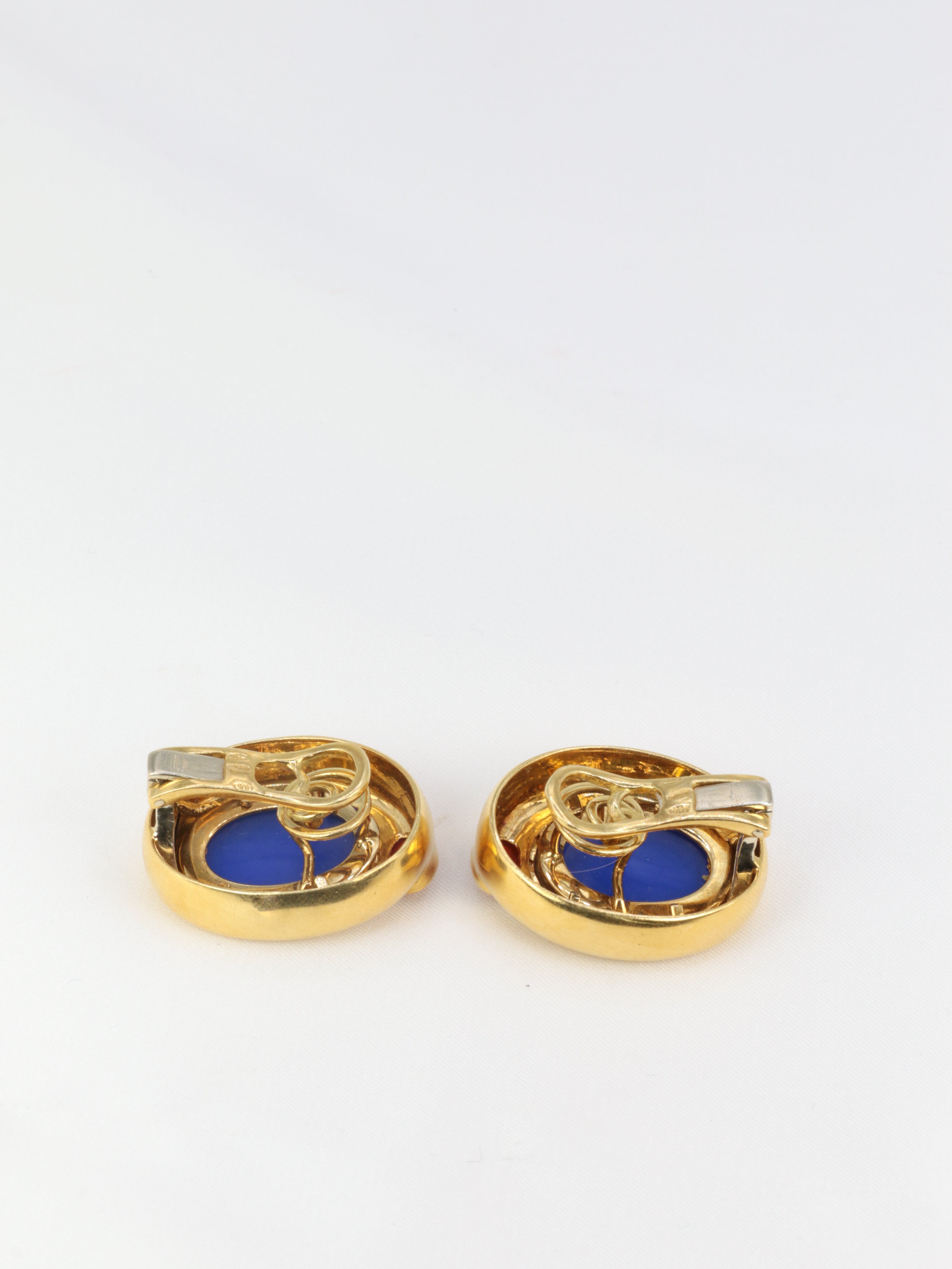 Clips d’oreilles vintage en or, intaille en verre bleu et cornaline