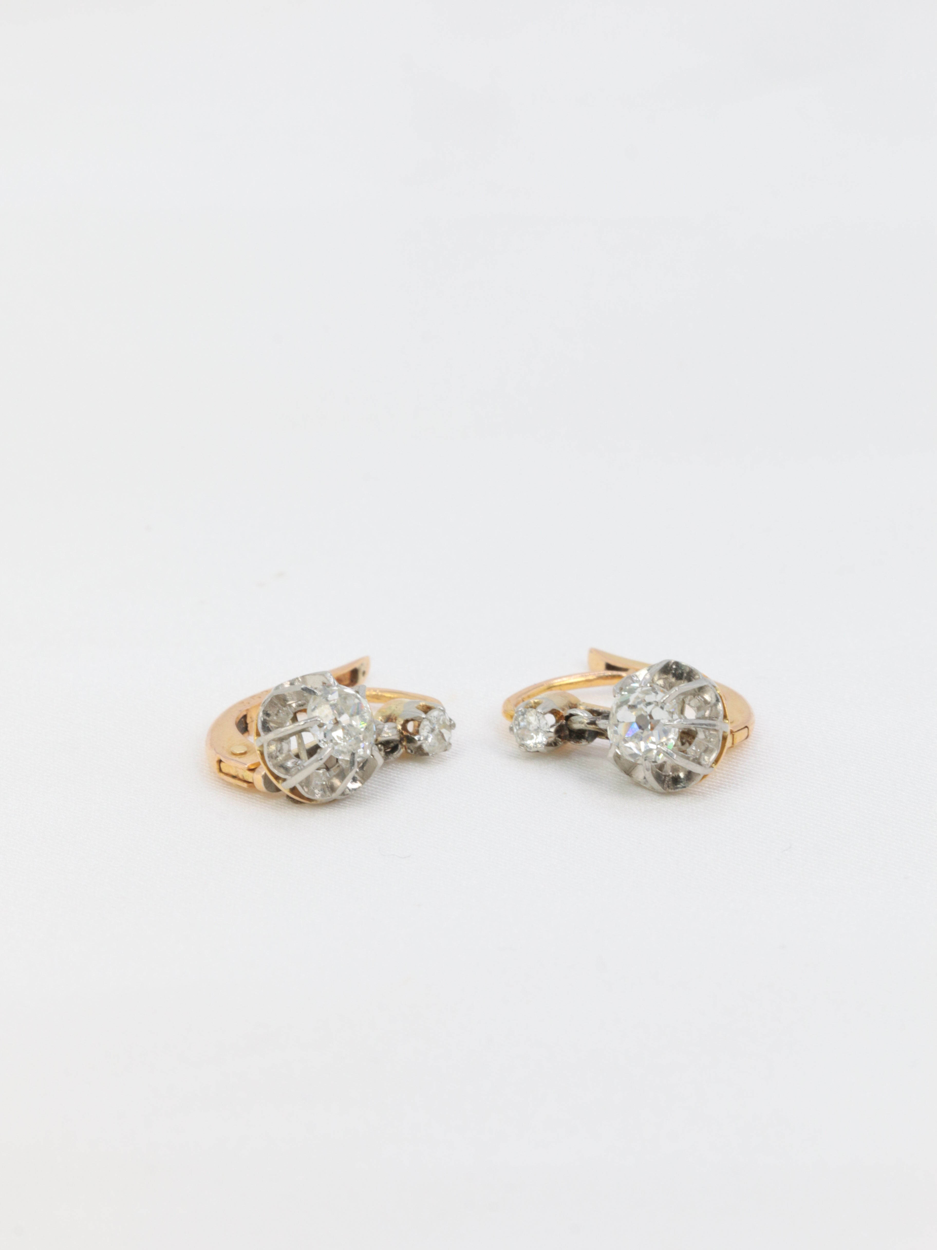 Boucle d’oreilles dormeuses anciennes en or, argent et diamants taille ancienne