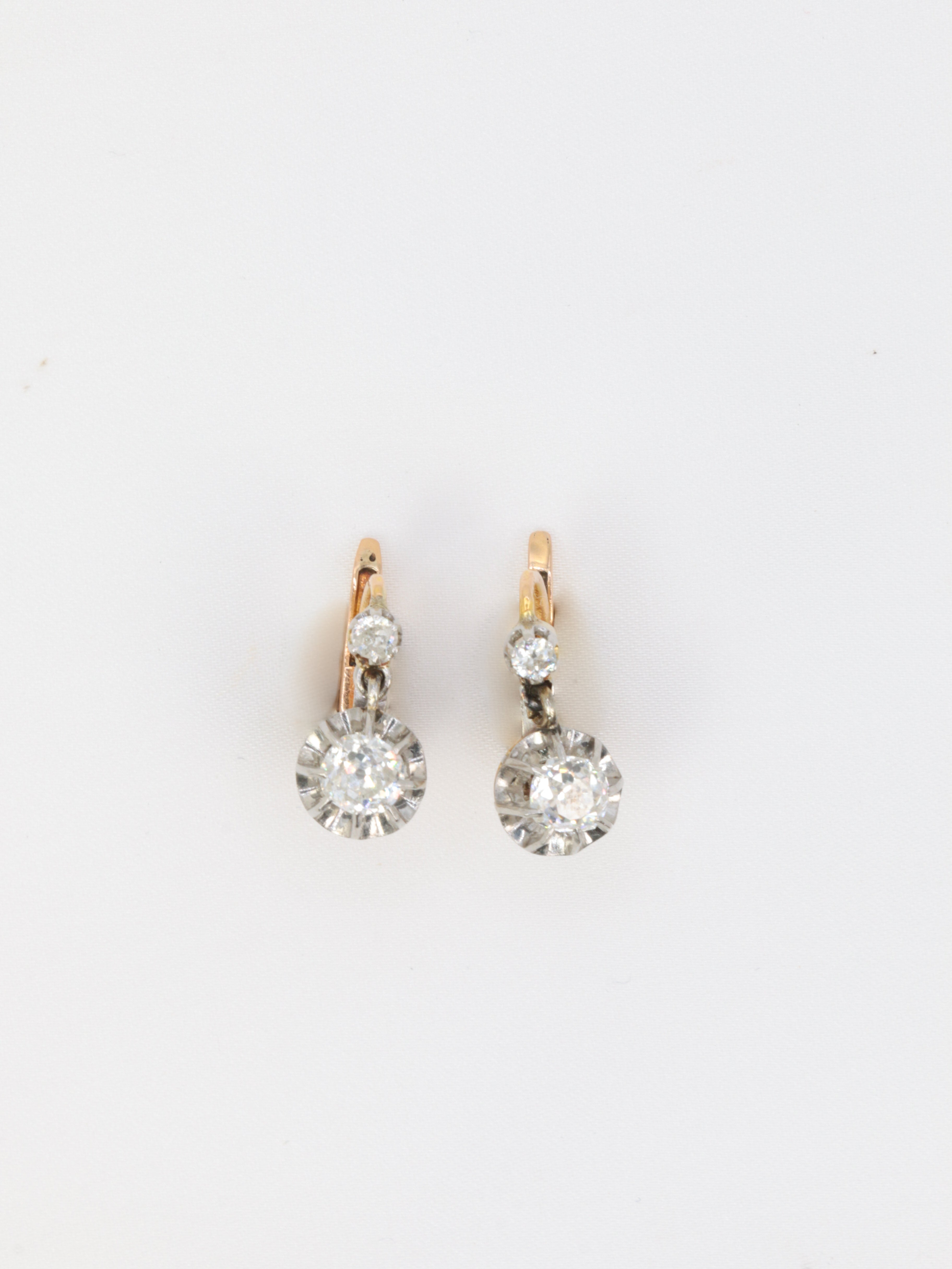 Boucle d’oreilles dormeuses anciennes en or, argent et diamants taille ancienne