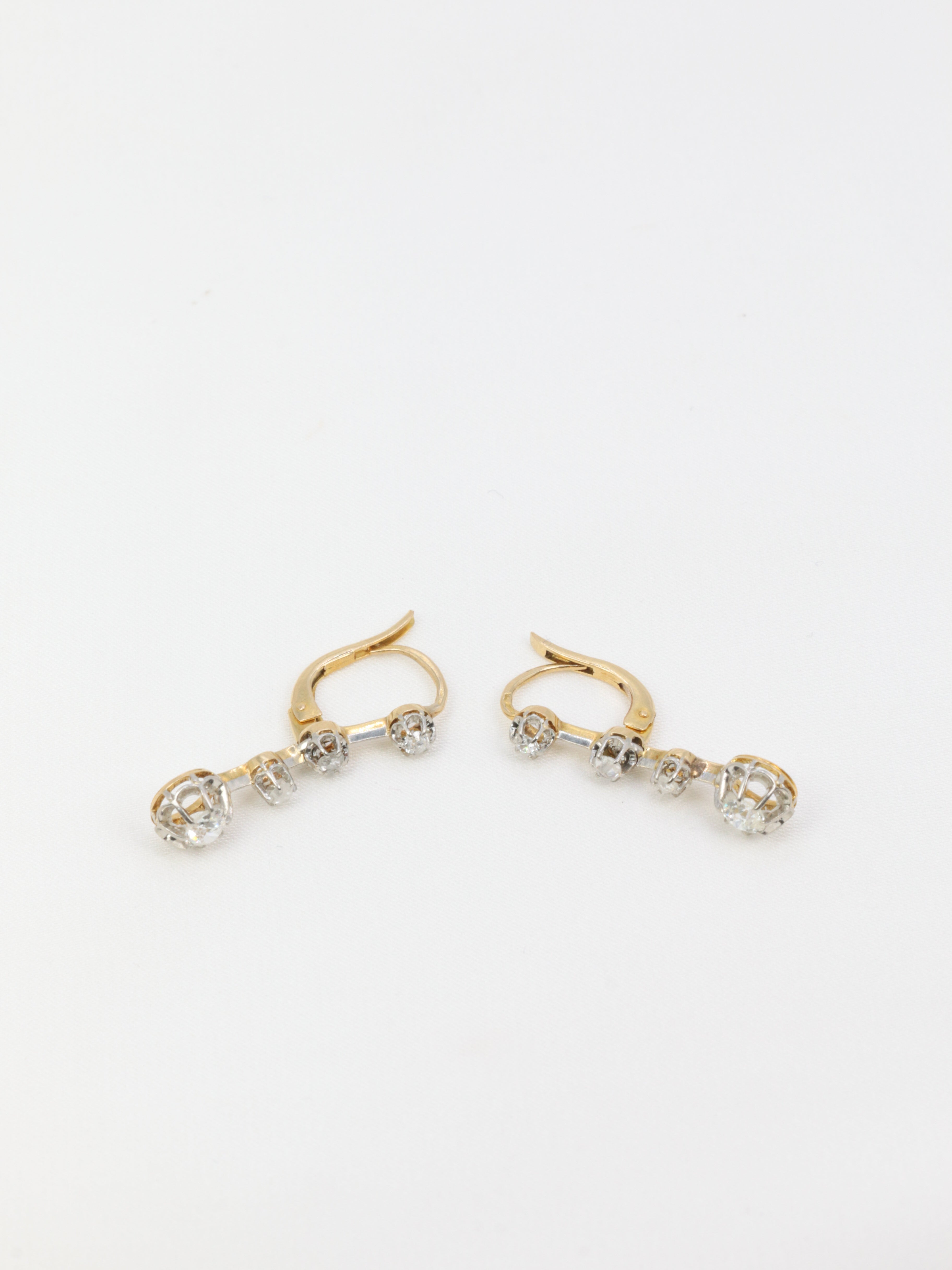 Boucle d’oreilles dormeuses anciennes en or, argent et diamants taille ancienne