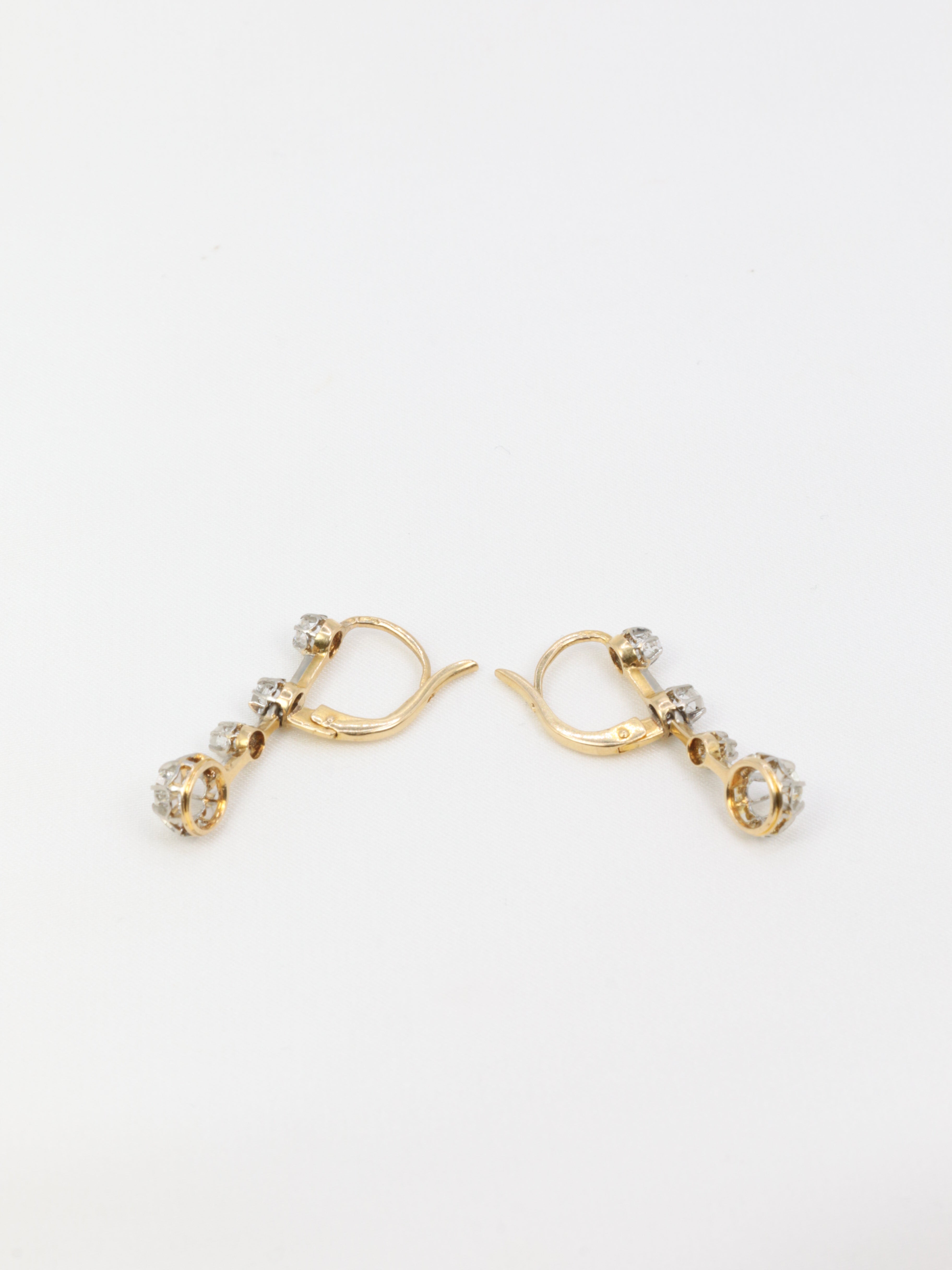 Boucle d’oreilles dormeuses anciennes en or, argent et diamants taille ancienne