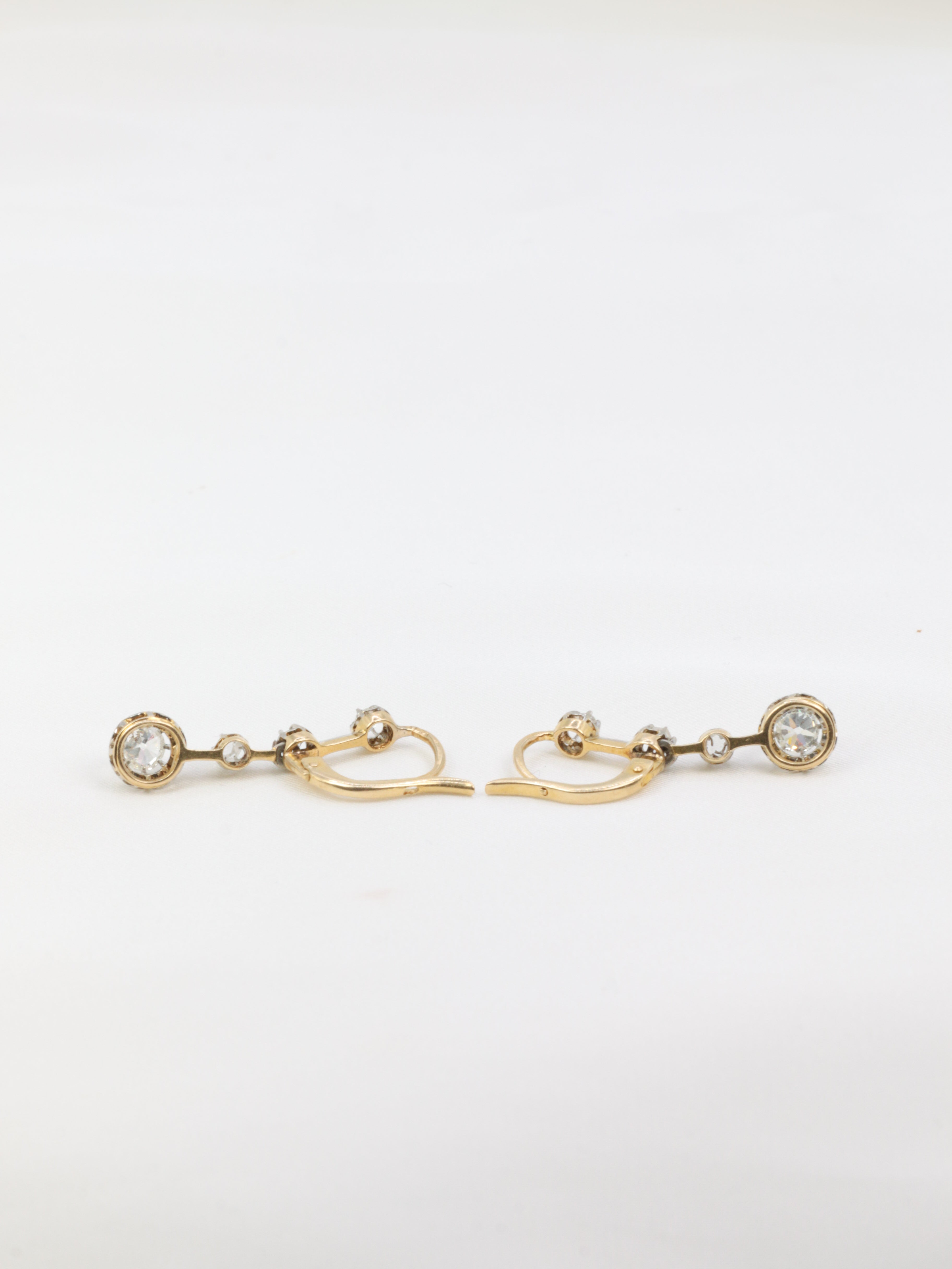 Boucle d’oreilles dormeuses anciennes en or, argent et diamants taille ancienne