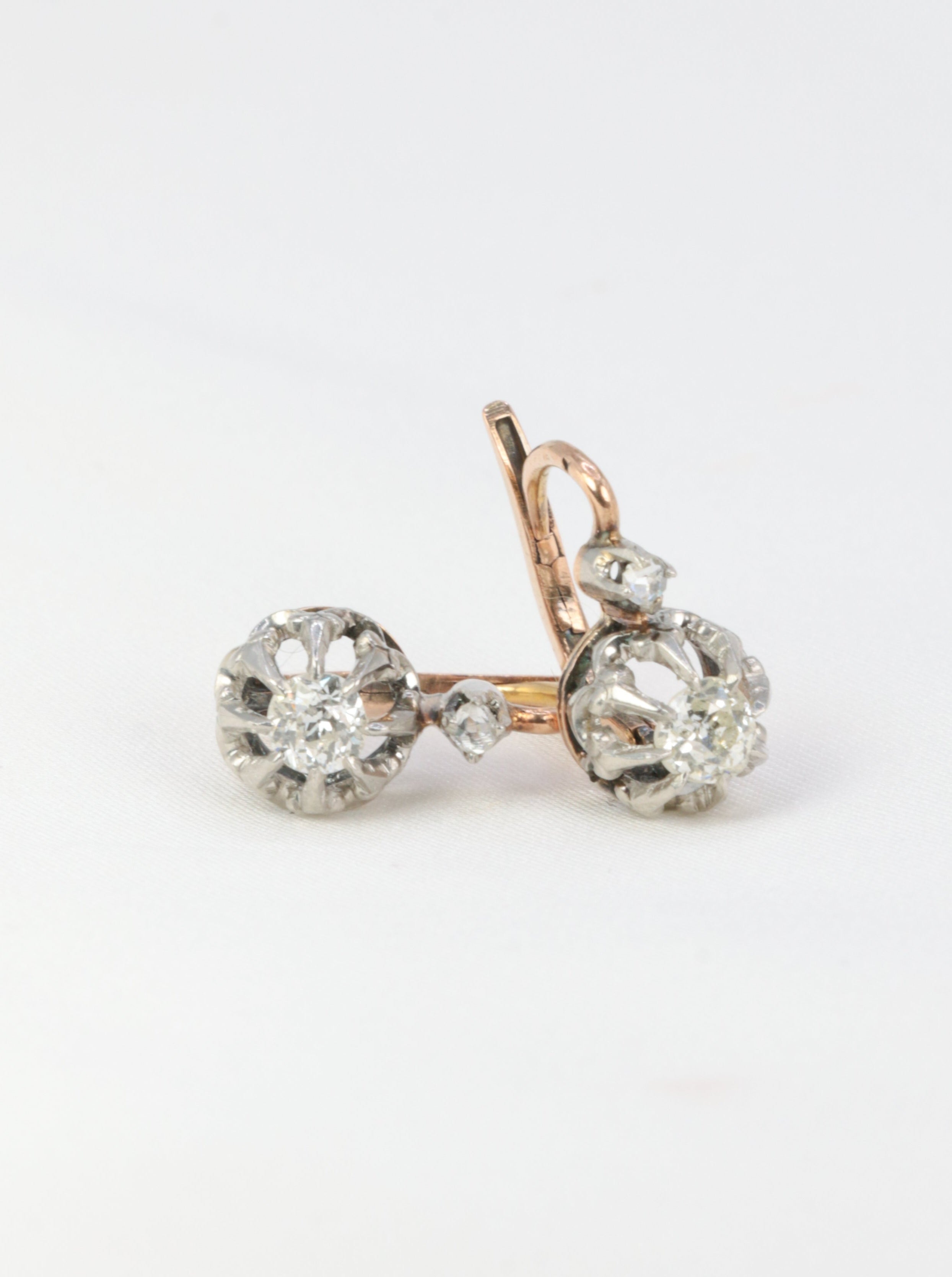 Boucles d’oreilles dormeuses anciennes en or et diamants