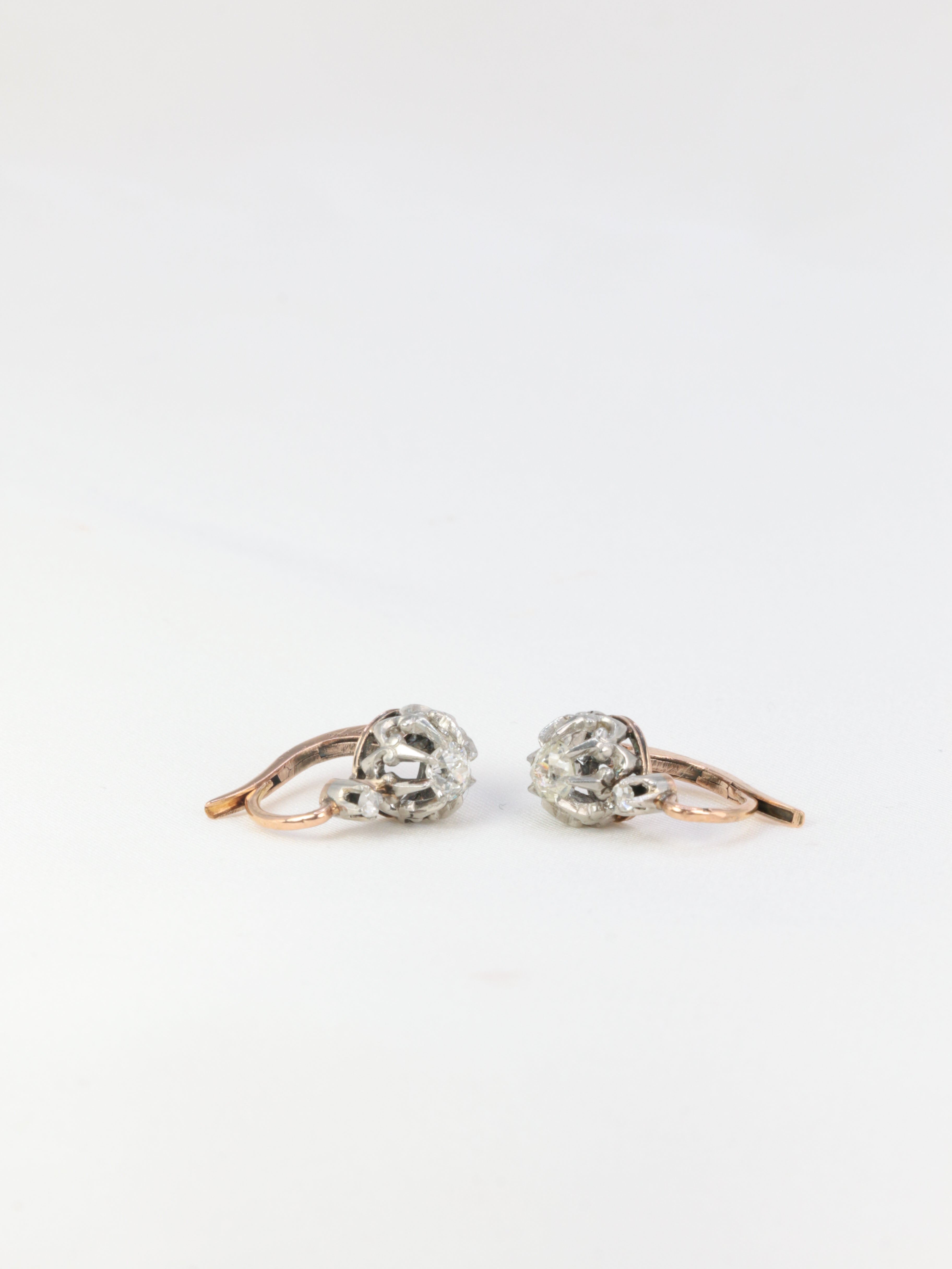 Boucles d’oreilles dormeuses anciennes en or et diamants