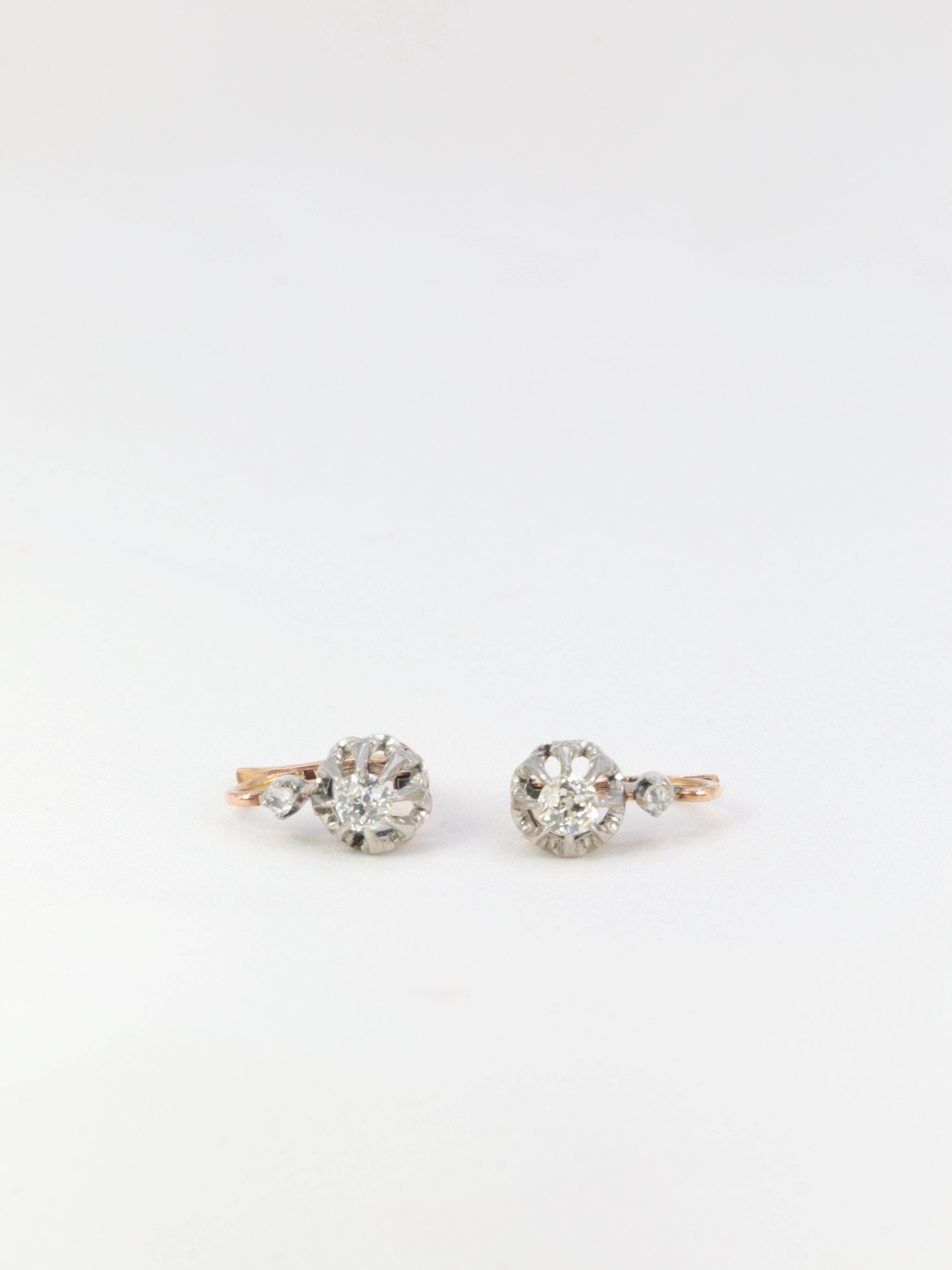 Boucles d’oreilles dormeuses anciennes en or et diamants