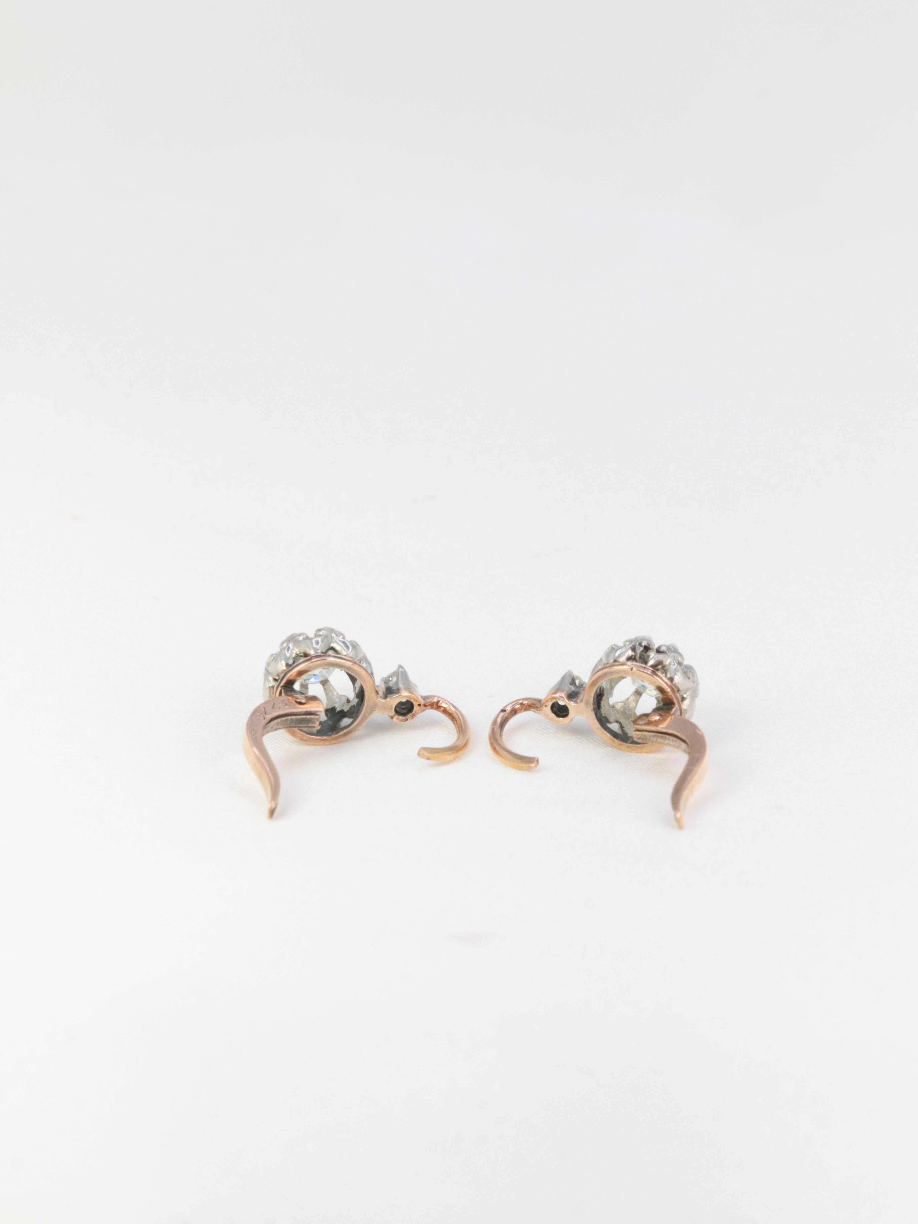 Boucles d’oreilles dormeuses anciennes en or et diamants