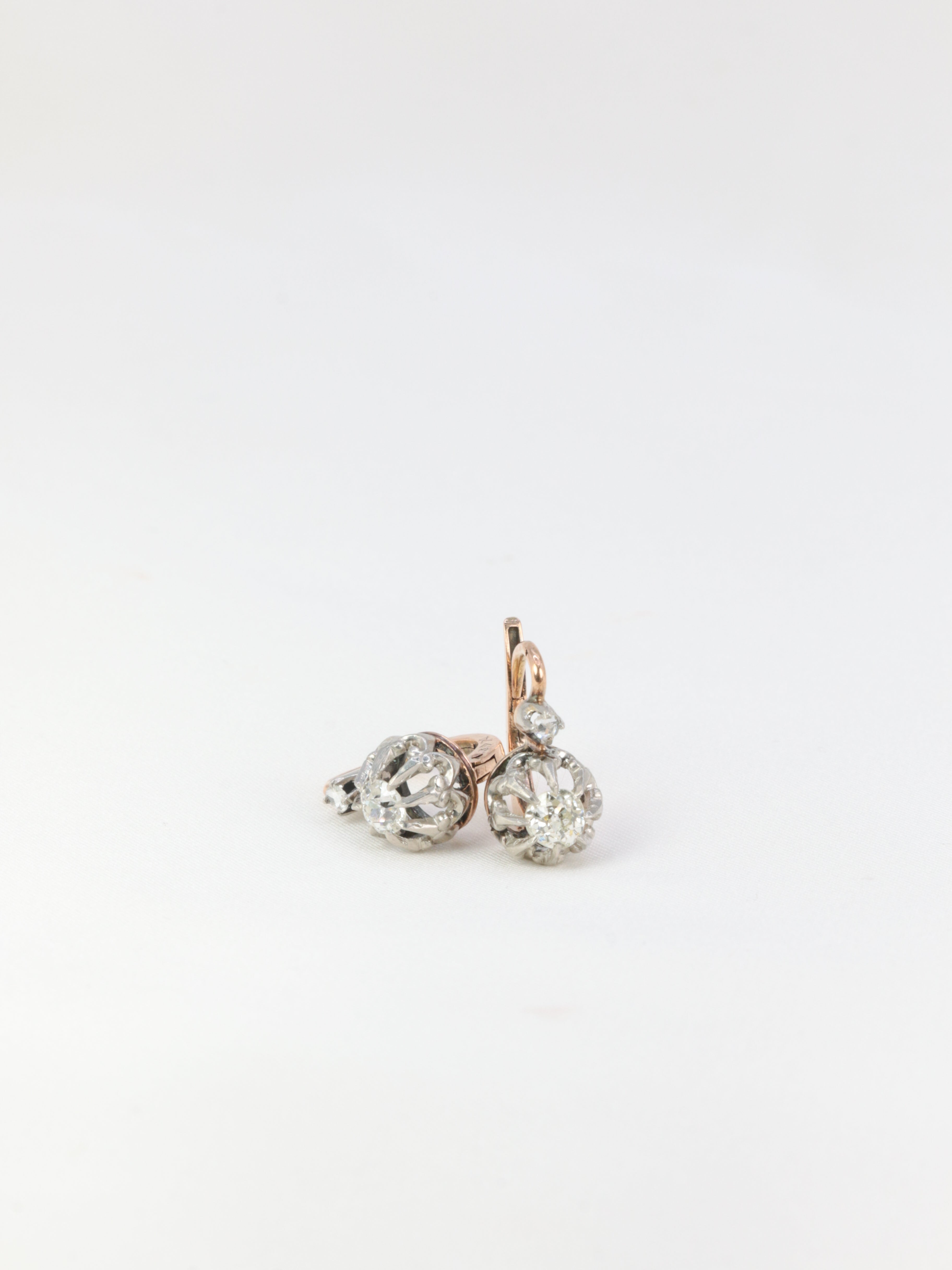 Boucles d’oreilles dormeuses anciennes en or et diamants