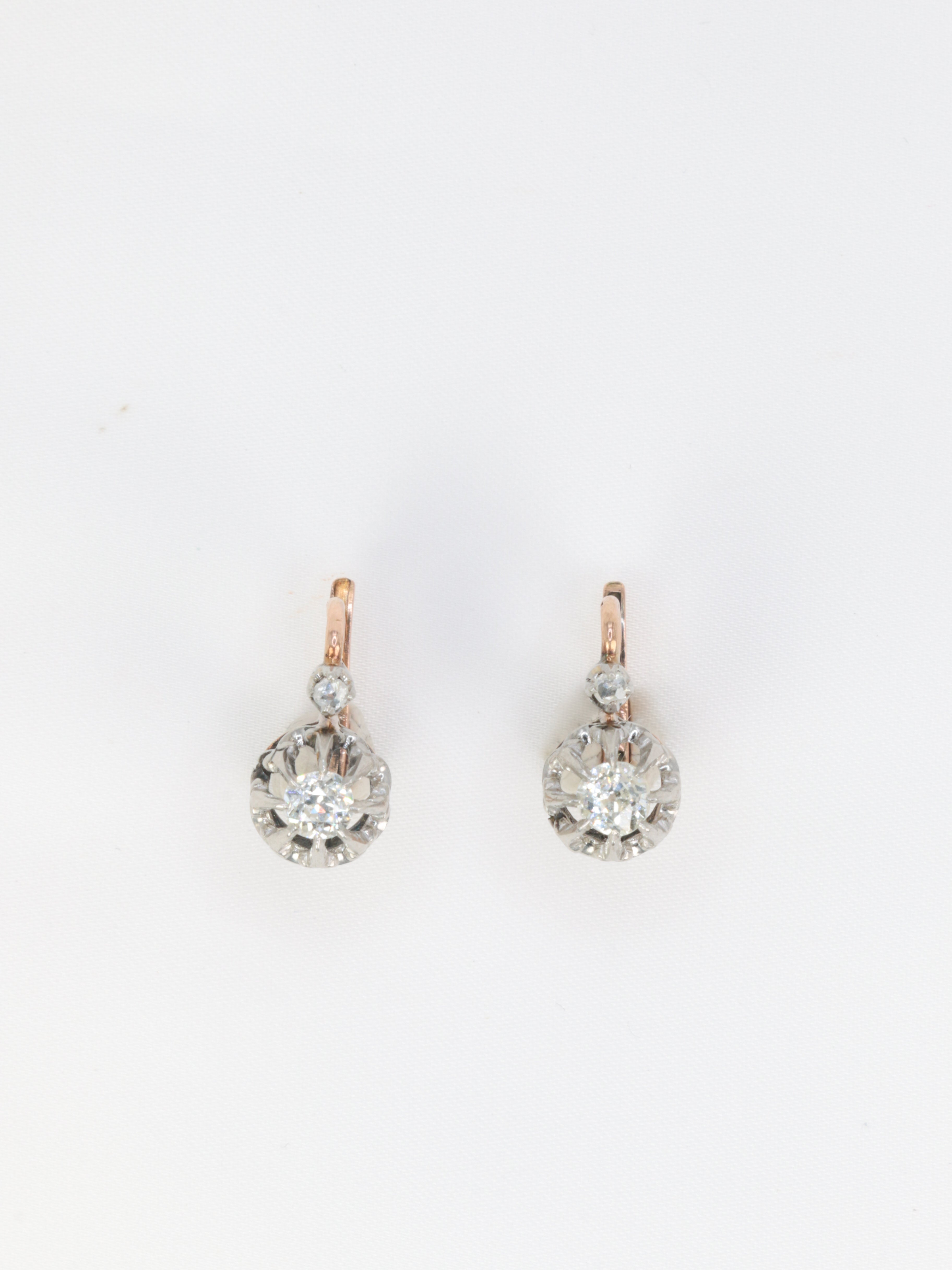 Boucles d’oreilles dormeuses anciennes en or et diamants