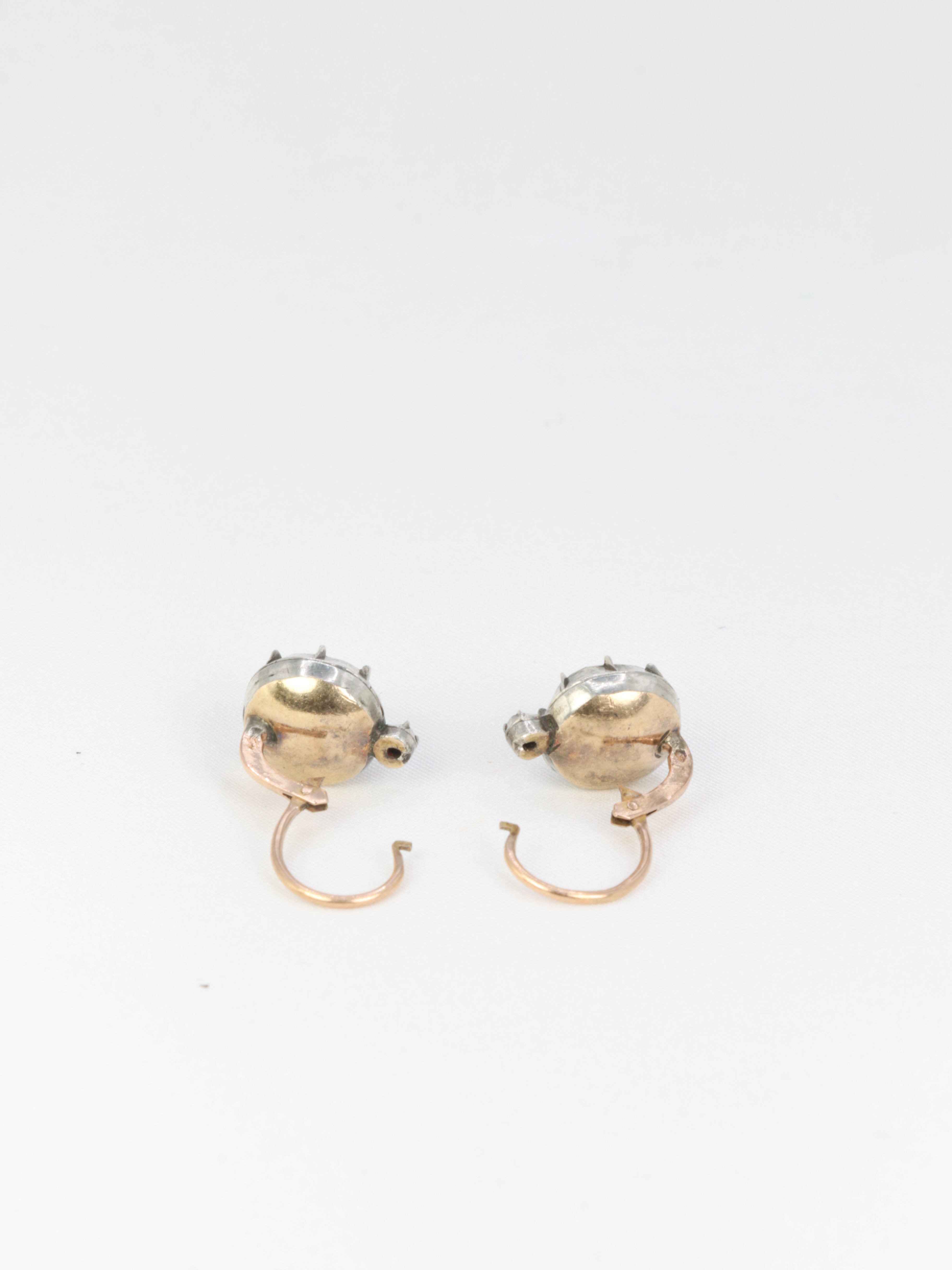 Boucles d’oreilles dormeuses anciennes en or et pierres du Rhin