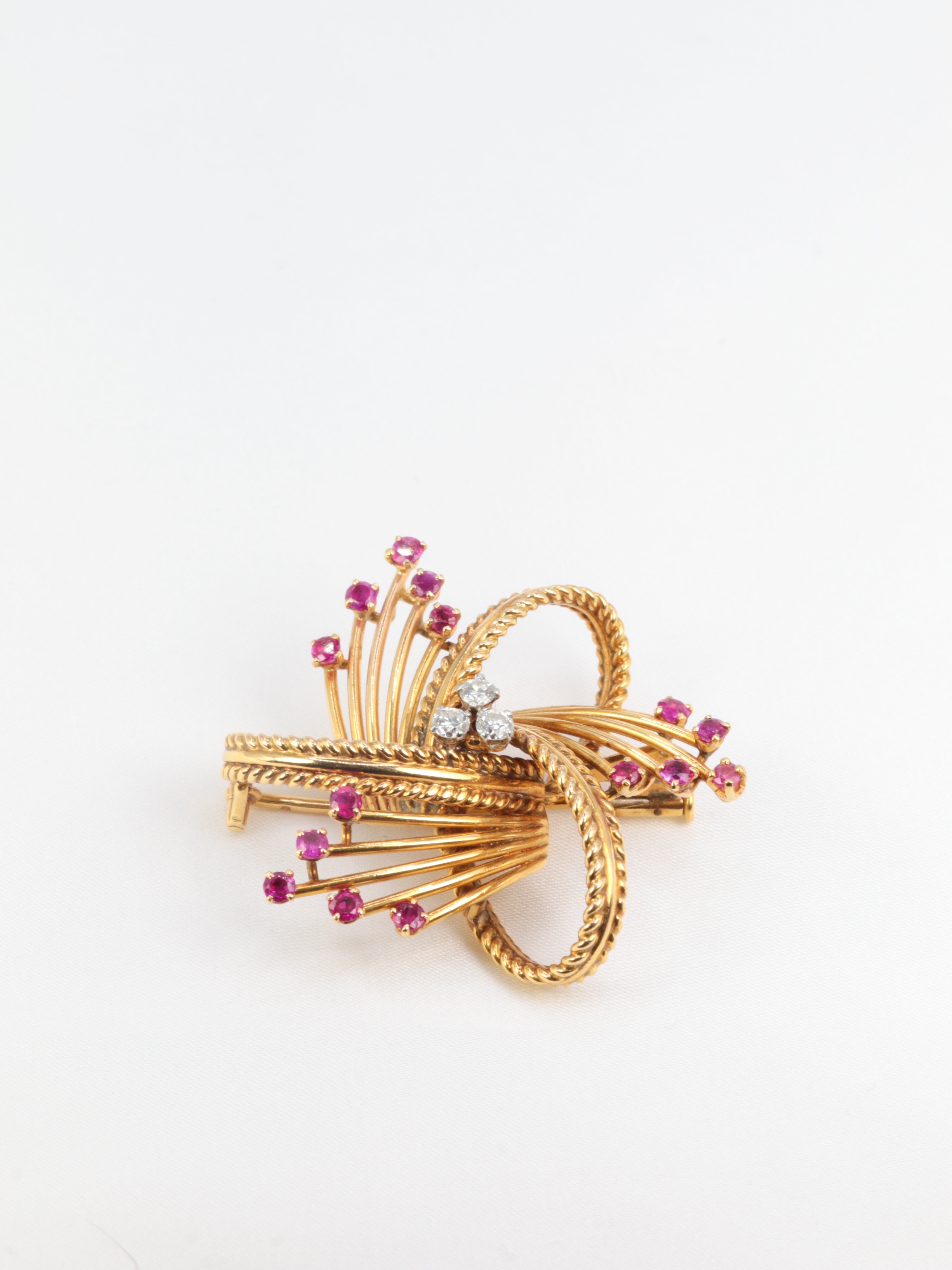 Vintage brooch in gold, diamonds and rubies