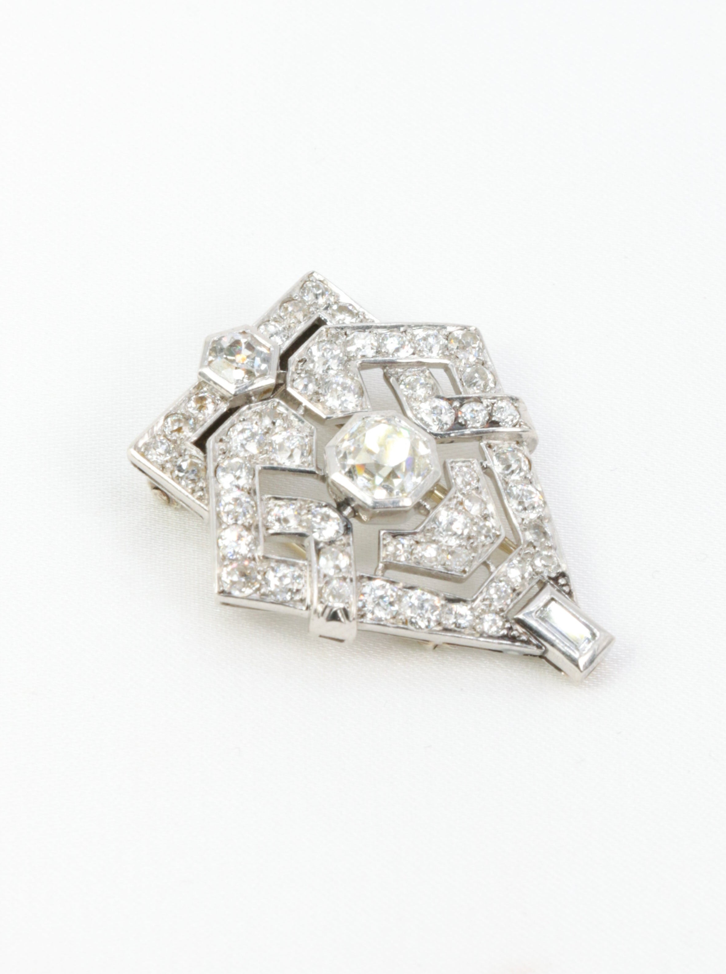 Art-Deco lapel clip in gold, silver, platinum and old-cut diamonds