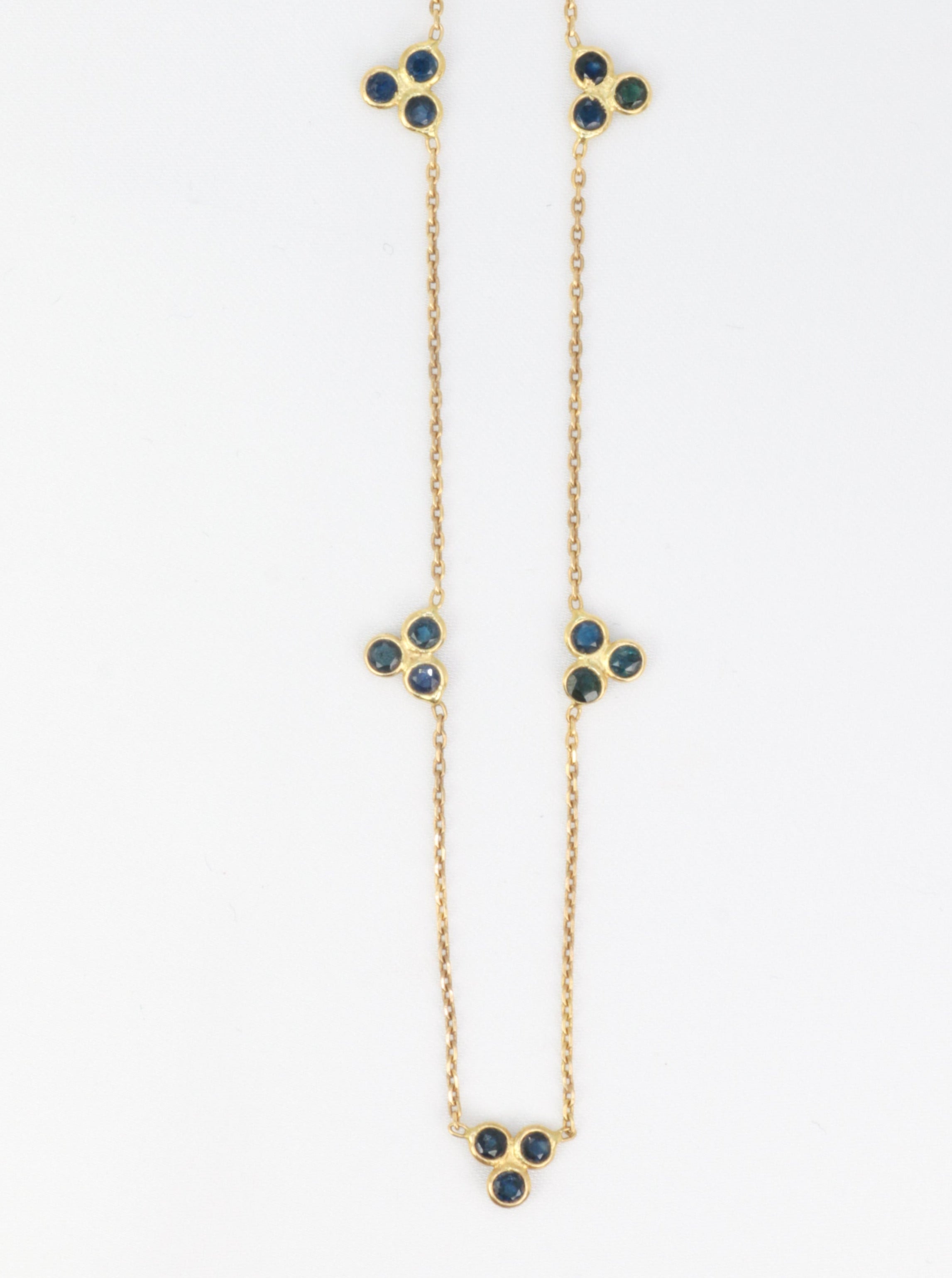 Vintage chain necklace in yellow gold and blue sapphire motifs 