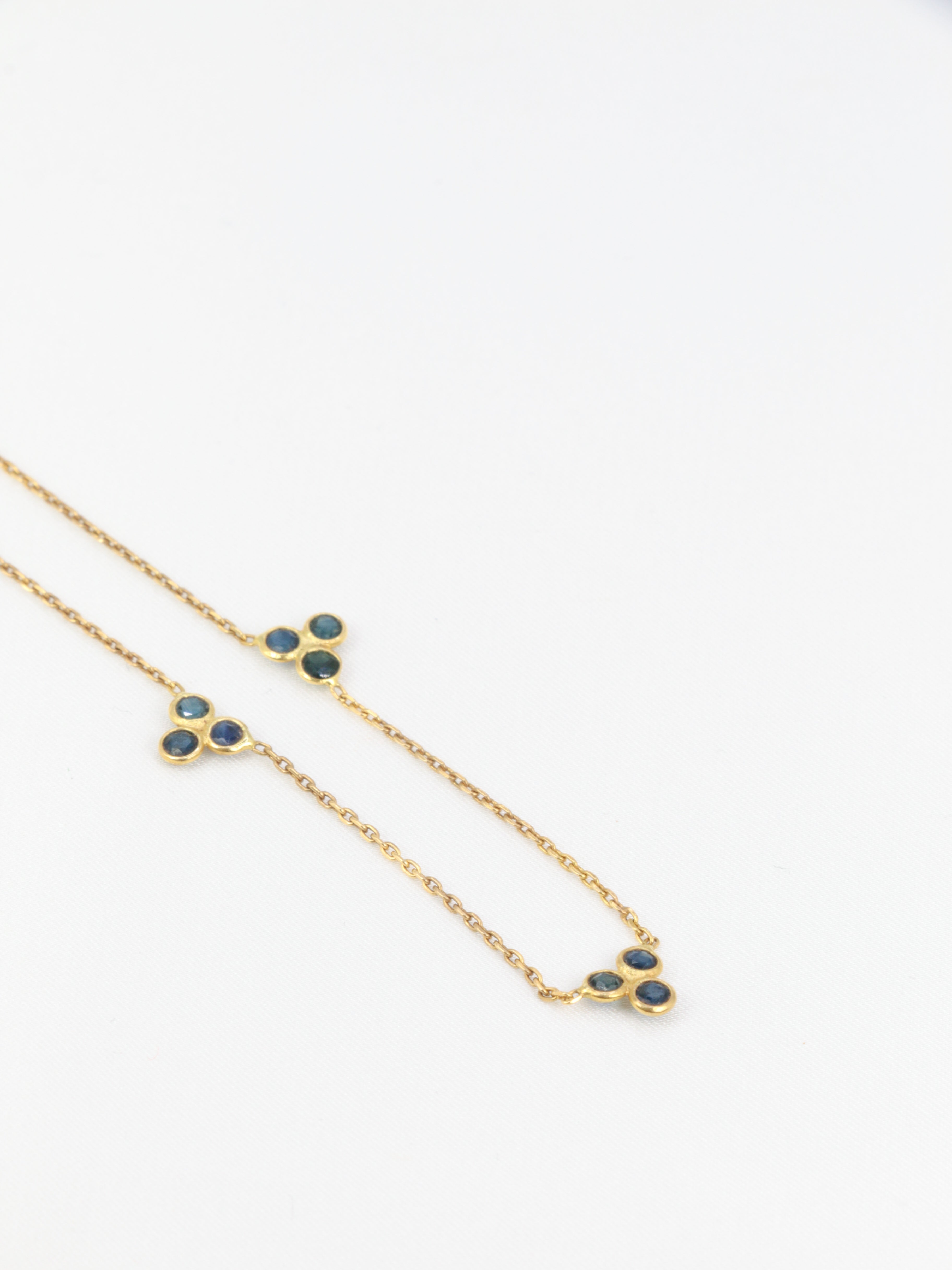 Vintage chain necklace in yellow gold and blue sapphire motifs 