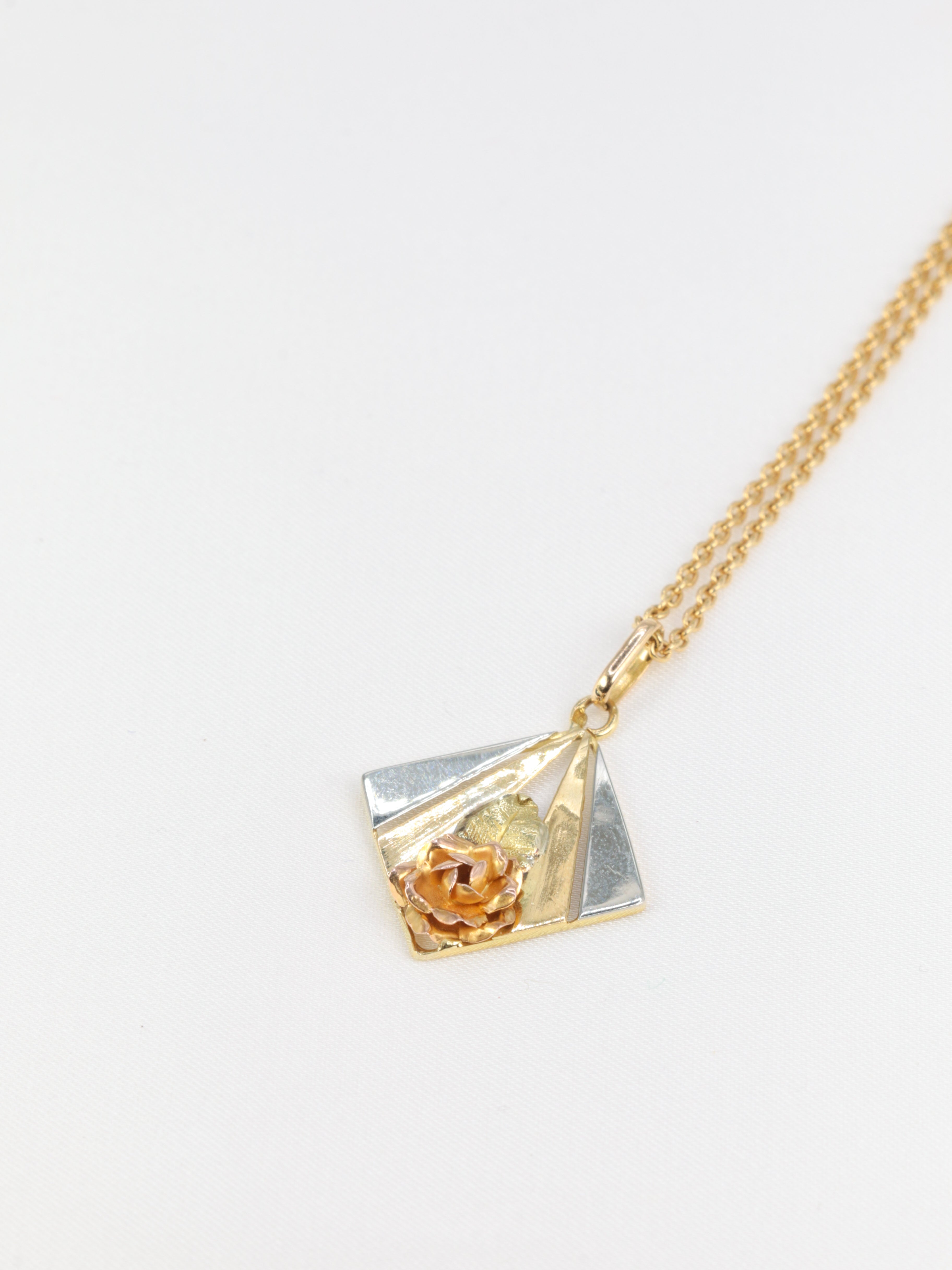 Art-Deco Gold Pendant Figuring a Rose