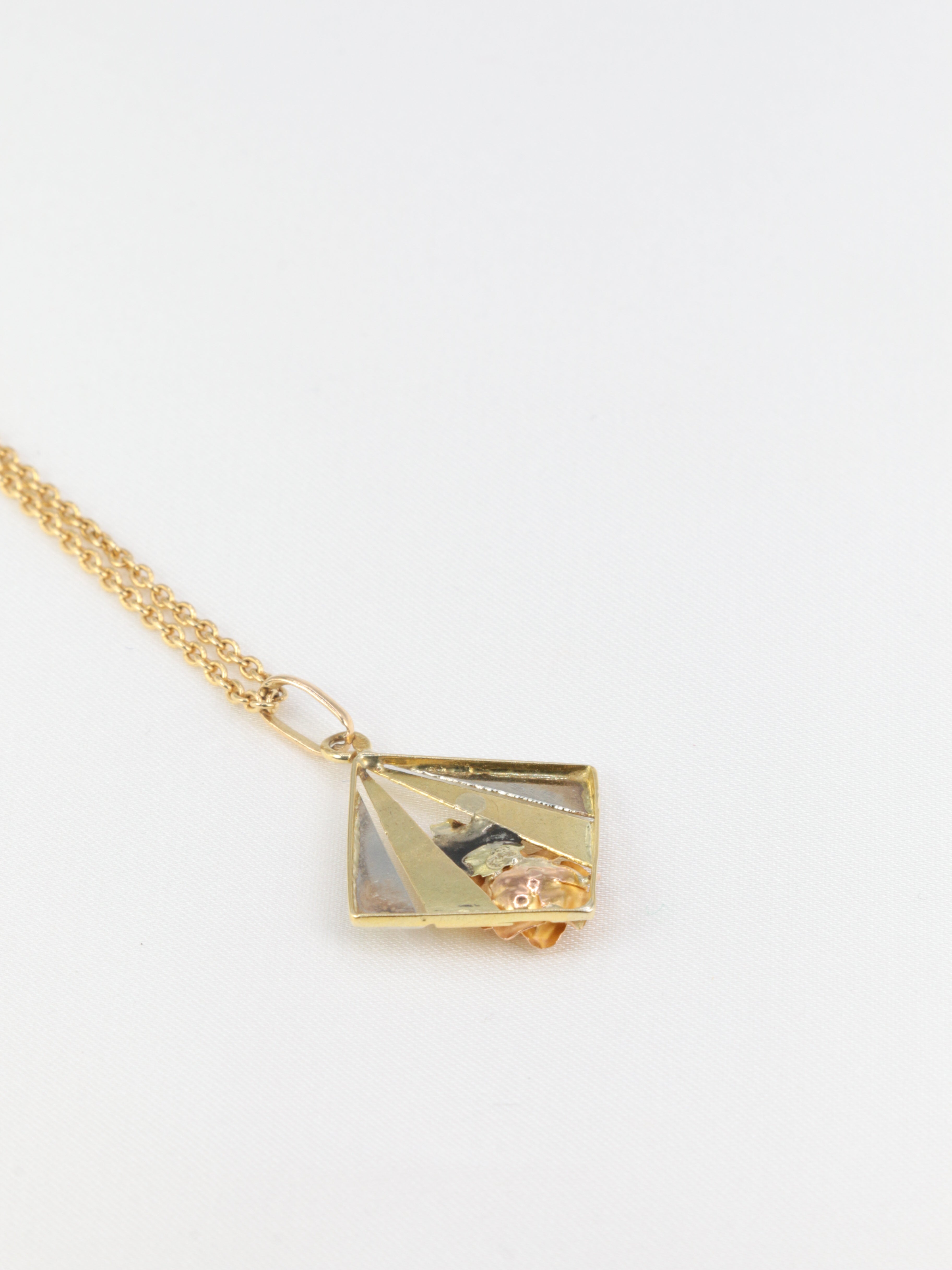 Art-Deco Gold Pendant Figuring a Rose