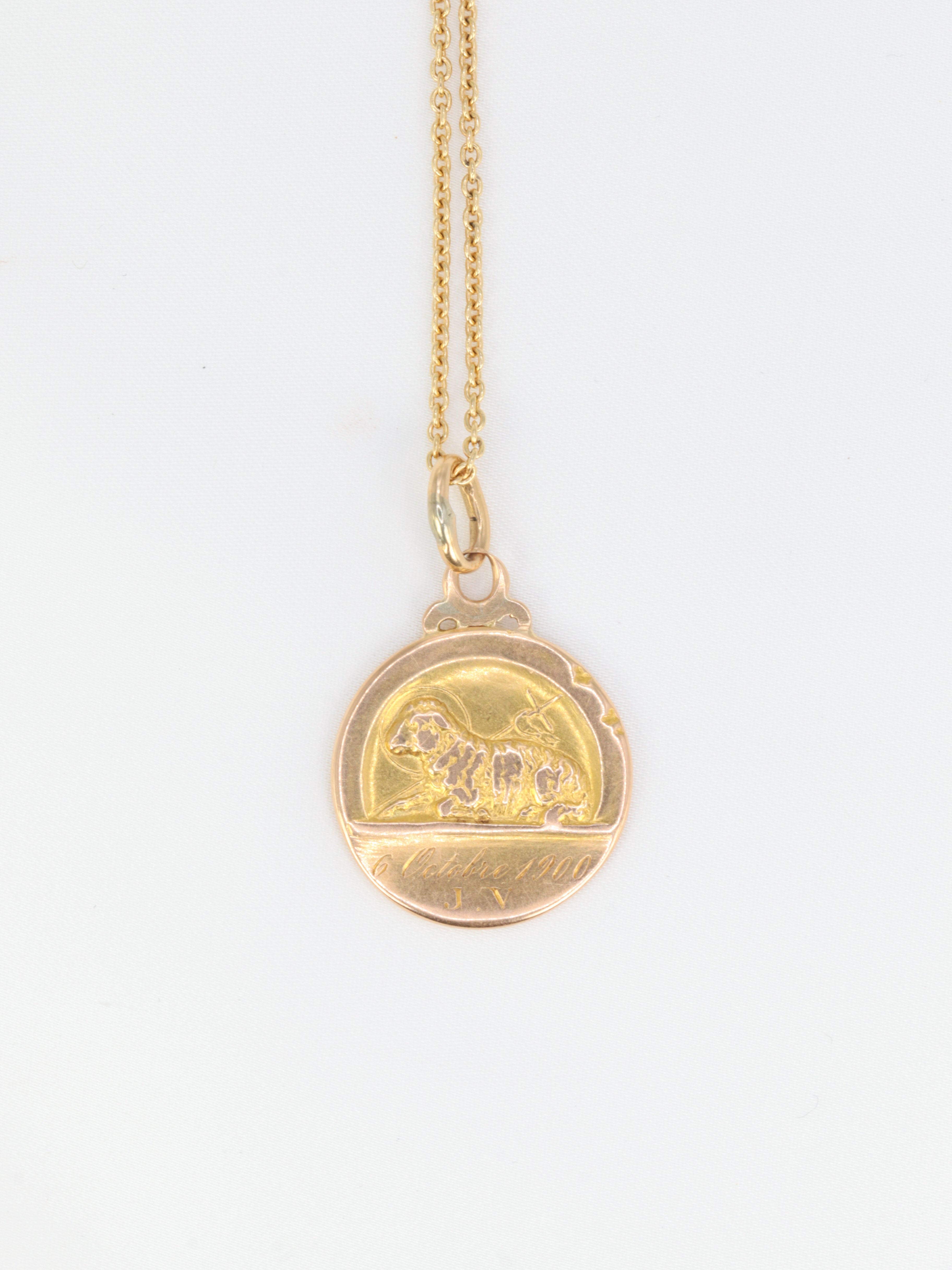 Médaille Art nouveau figurant Saint Jean et l’agneau en or jaune