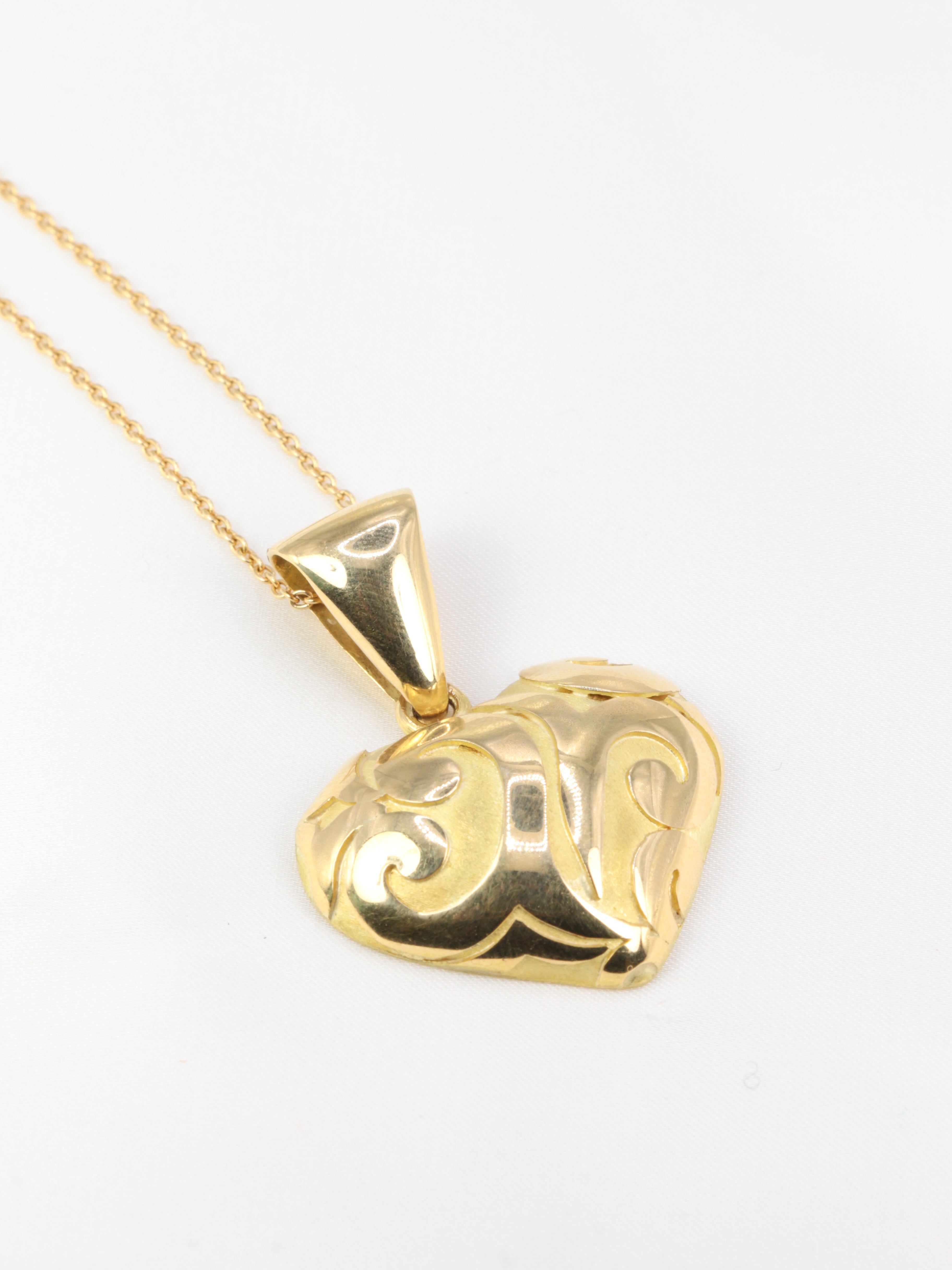 Vintage heart pendant in yellow gold