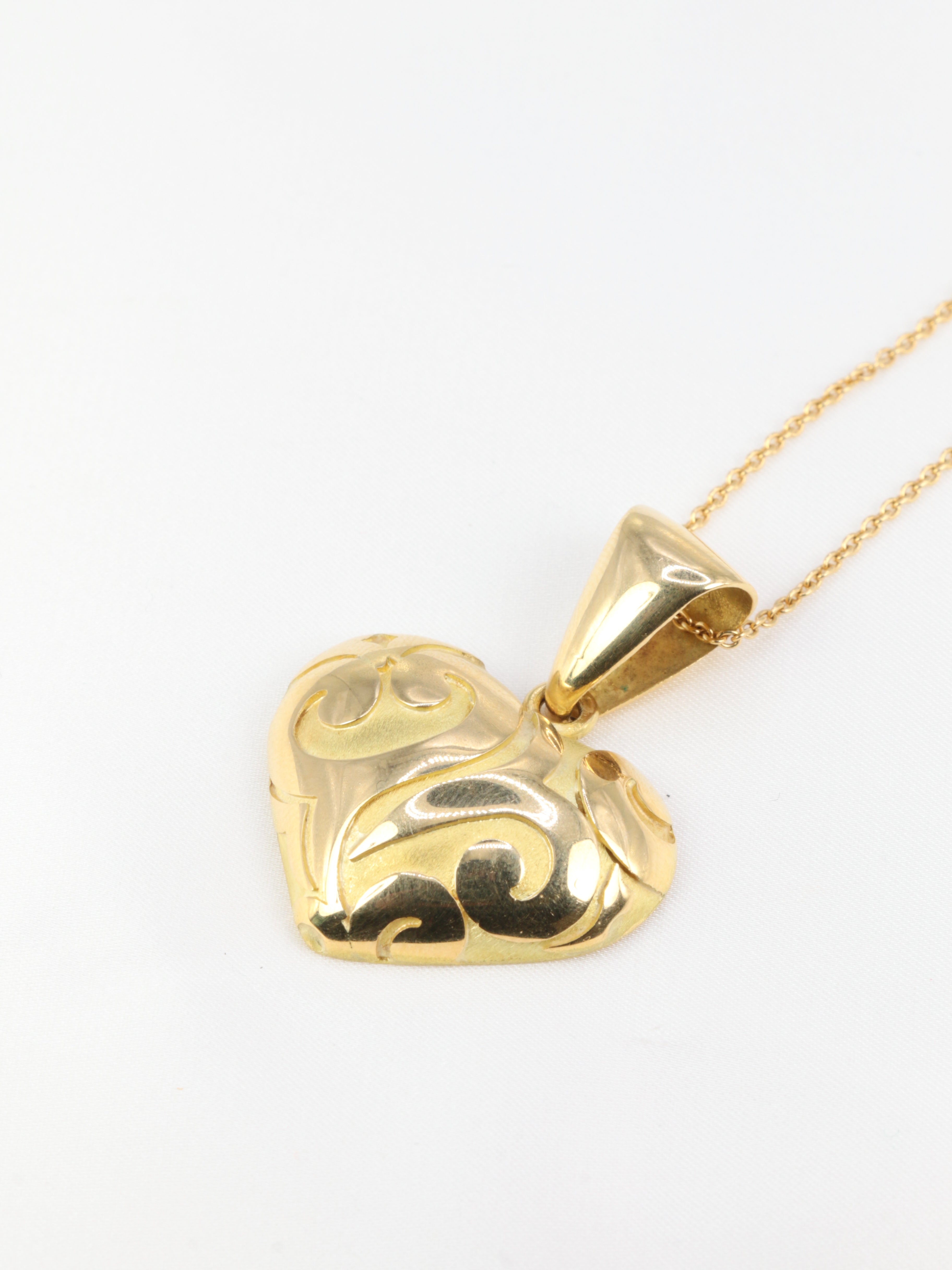 Vintage heart pendant in yellow gold