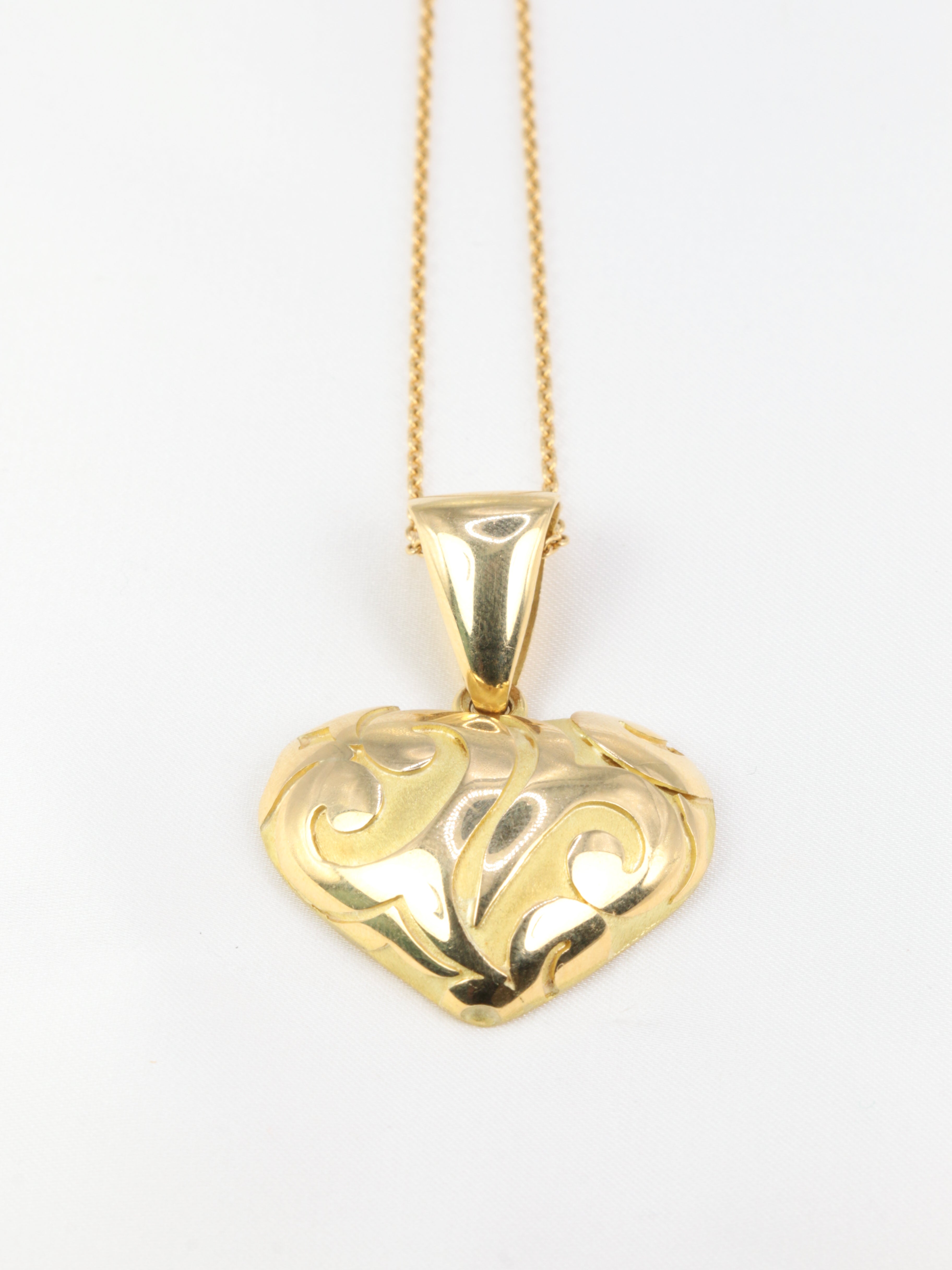 Vintage heart pendant in yellow gold