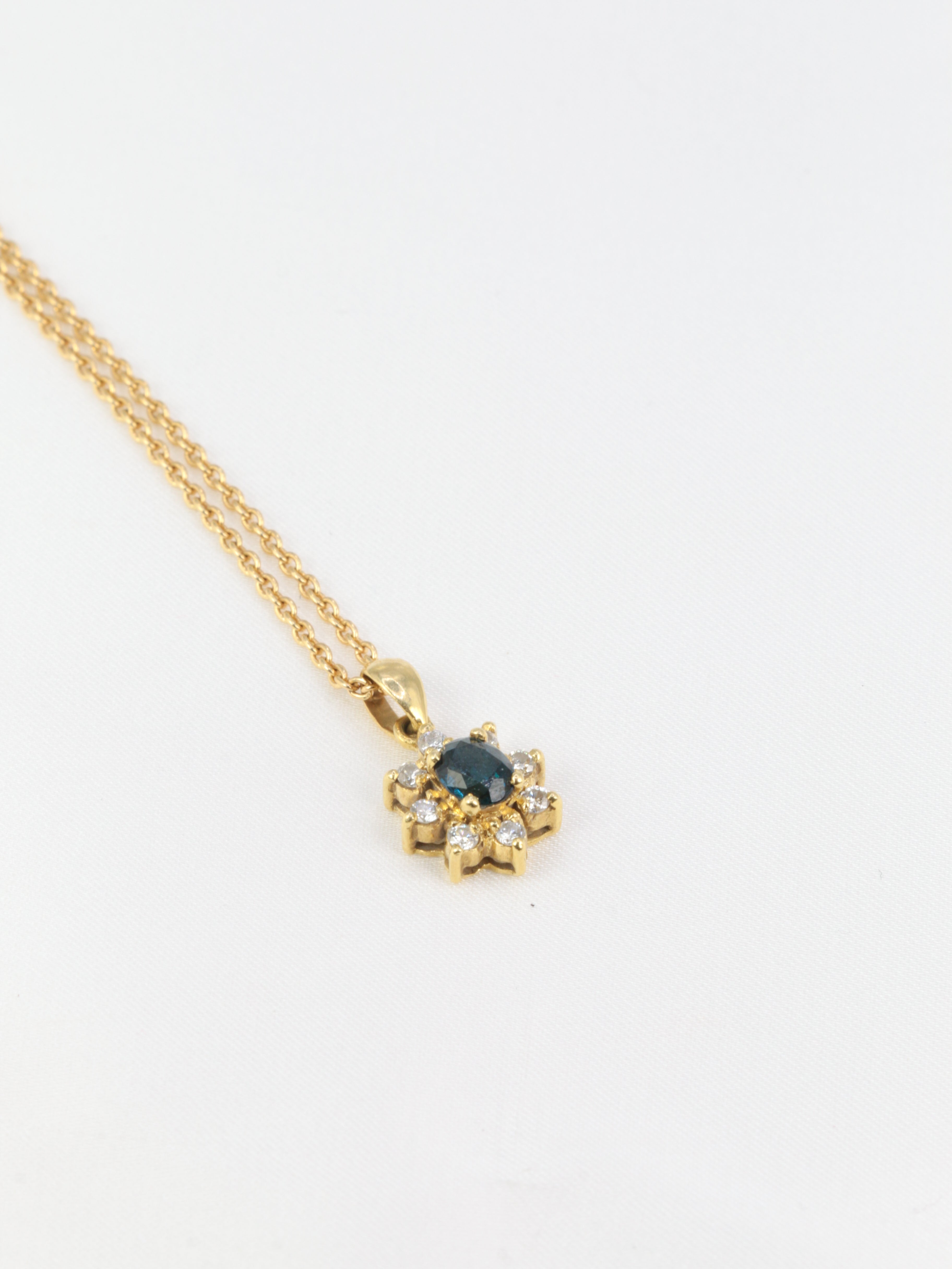 Vintage daisy pendant in gold, sapphire and diamonds