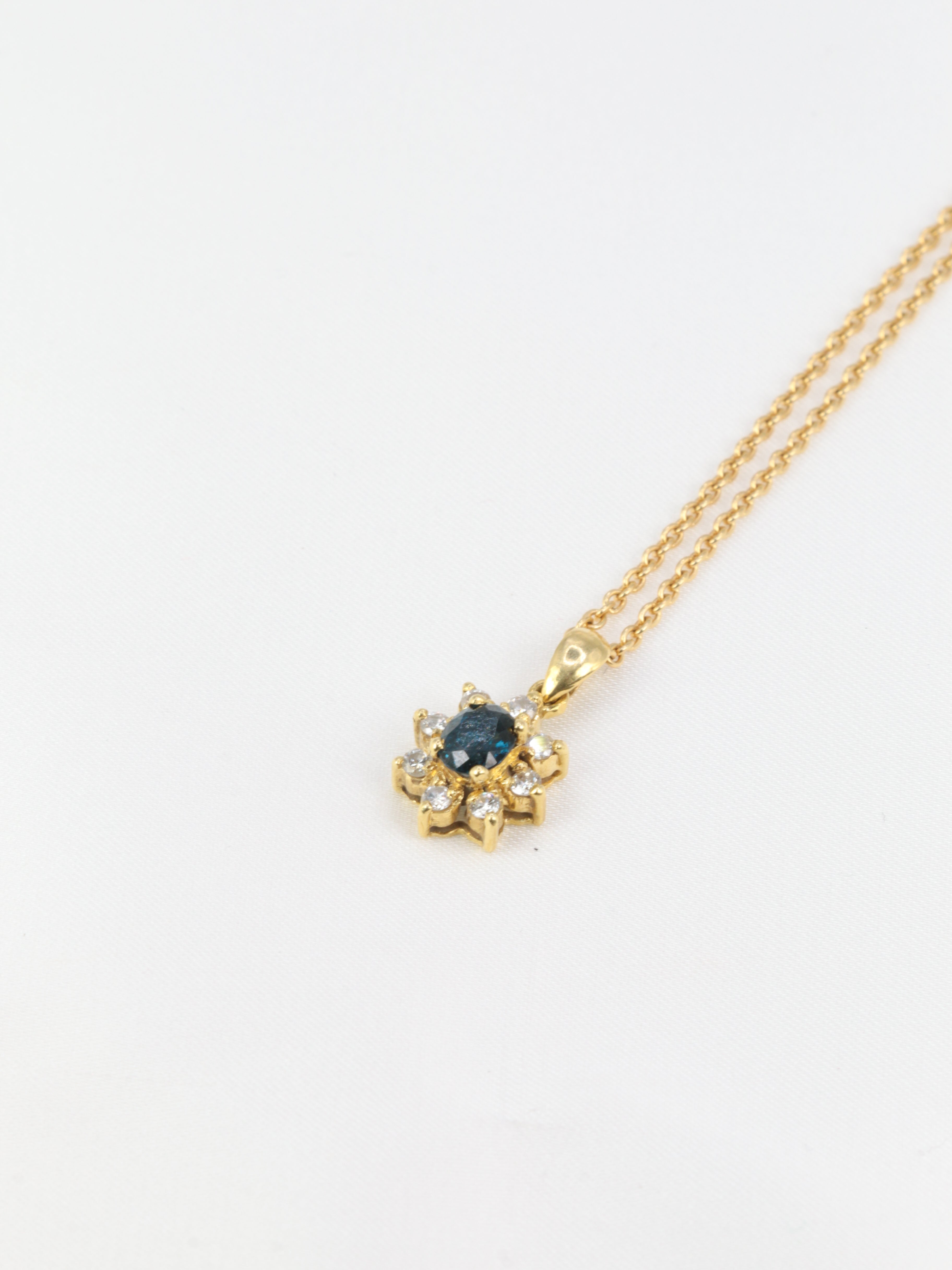 Vintage daisy pendant in gold, sapphire and diamonds