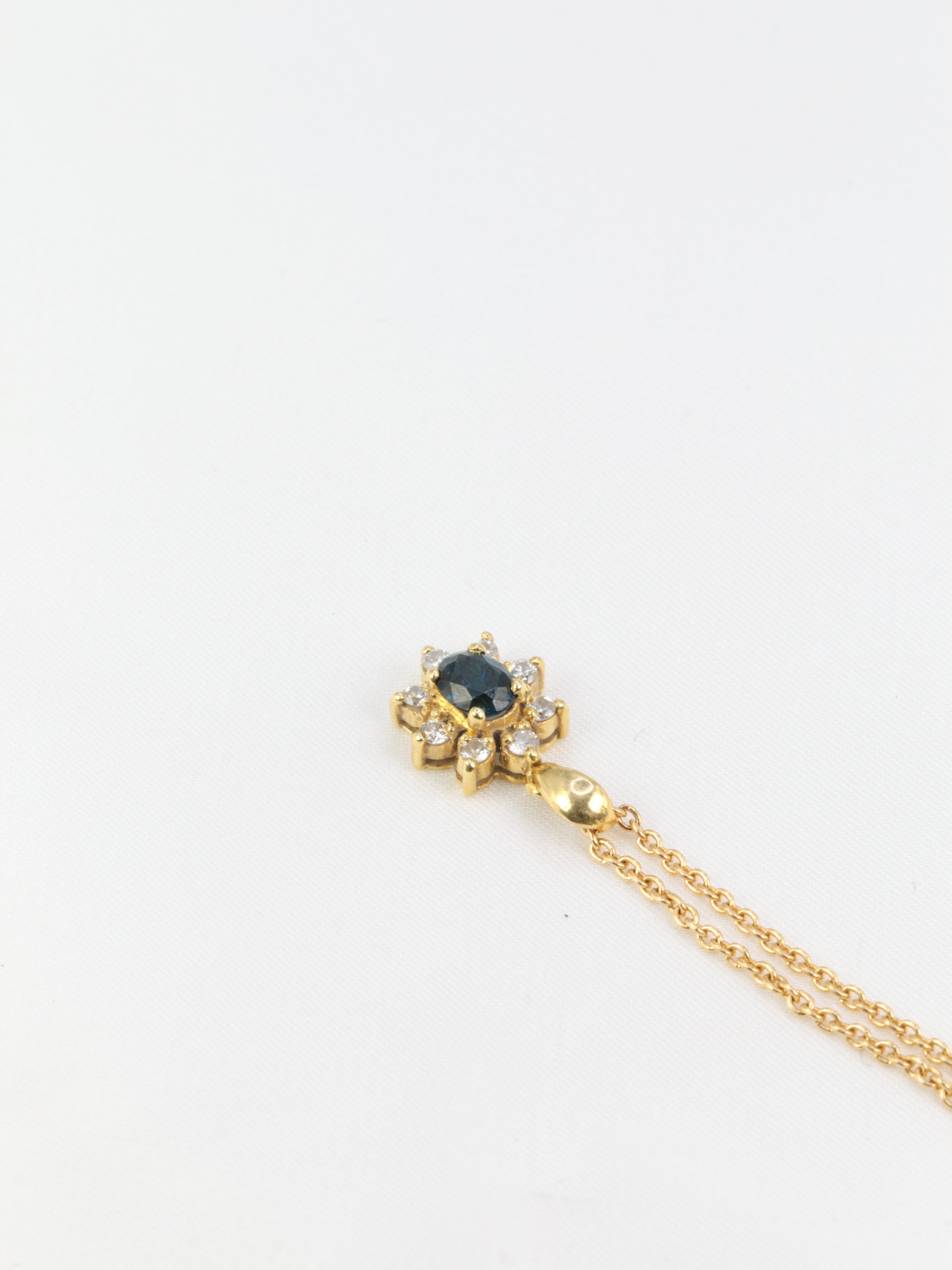 Vintage daisy pendant in gold, sapphire and diamonds