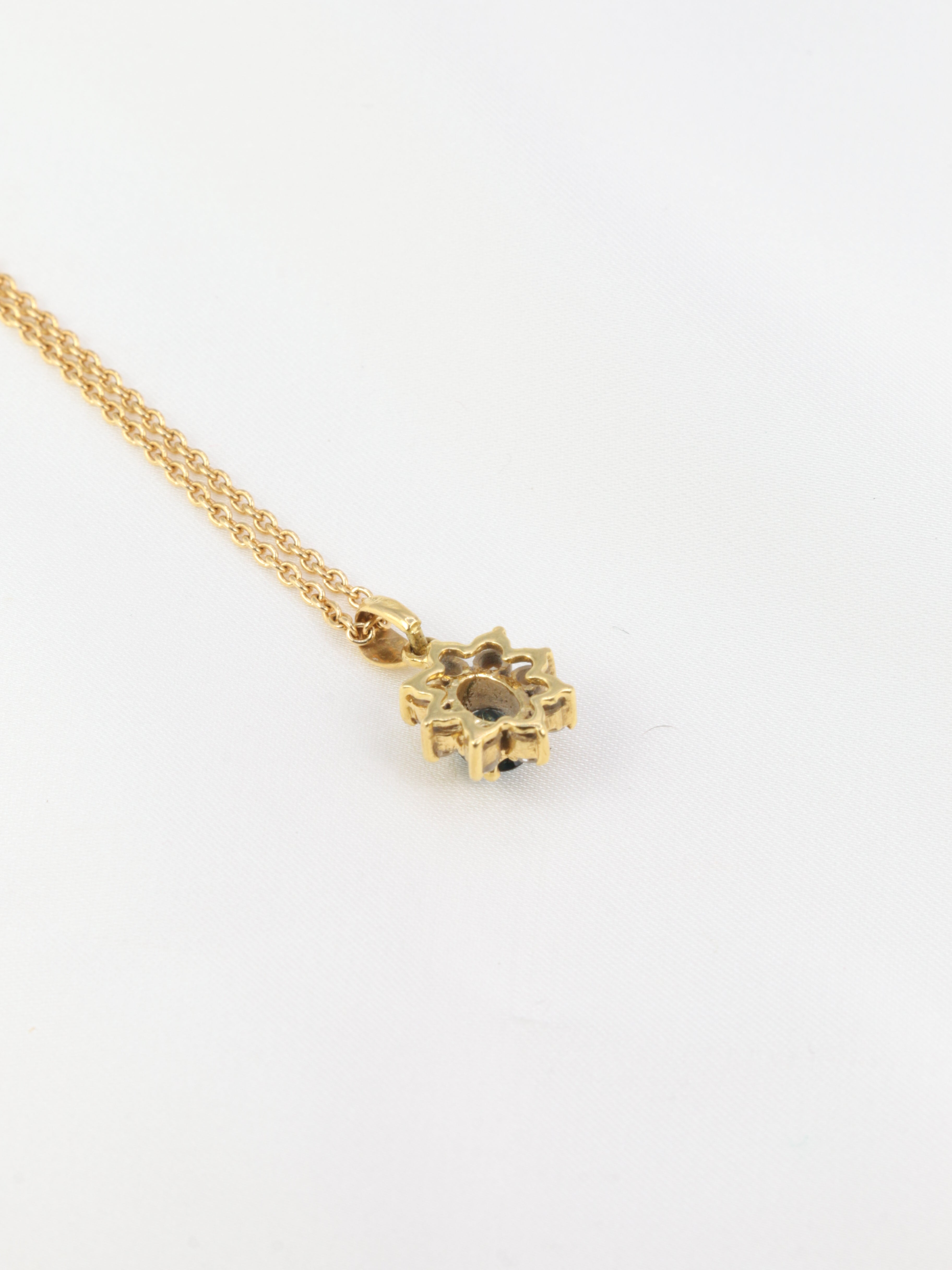 Vintage daisy pendant in gold, sapphire and diamonds