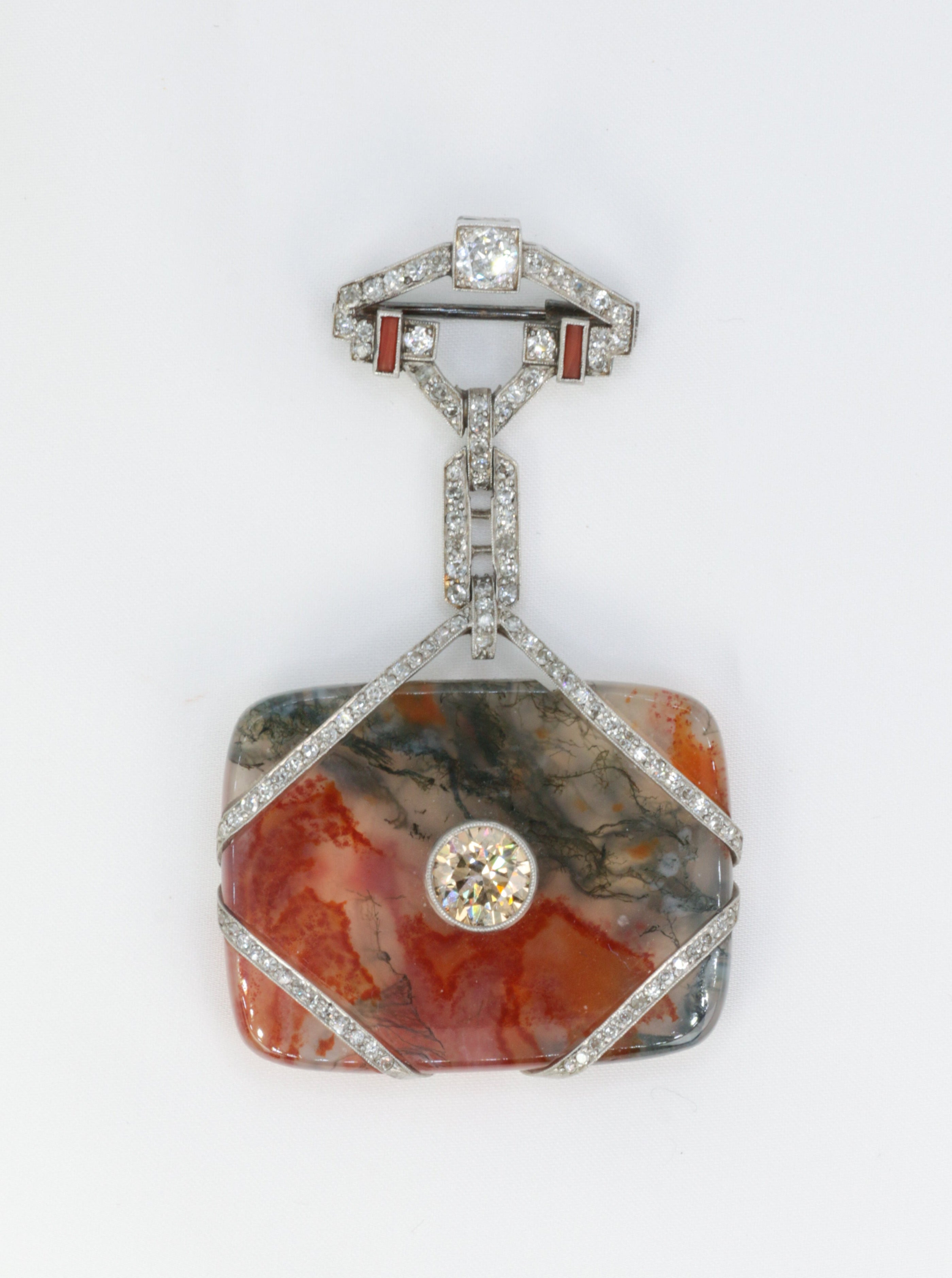 Art-Deco brooch in gold, agate, coral and diamonds