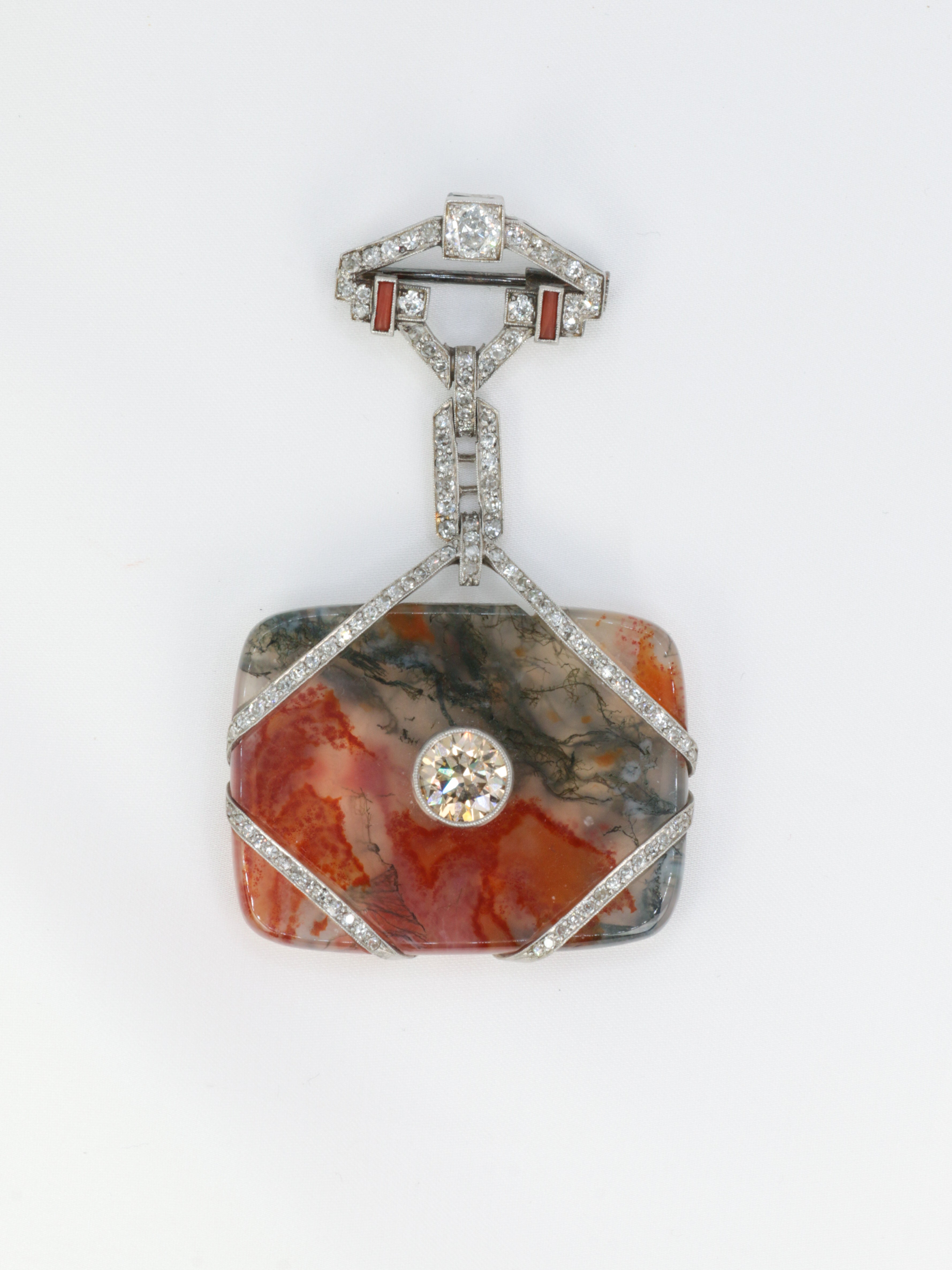 Art-Deco brooch in gold, agate, coral and diamonds