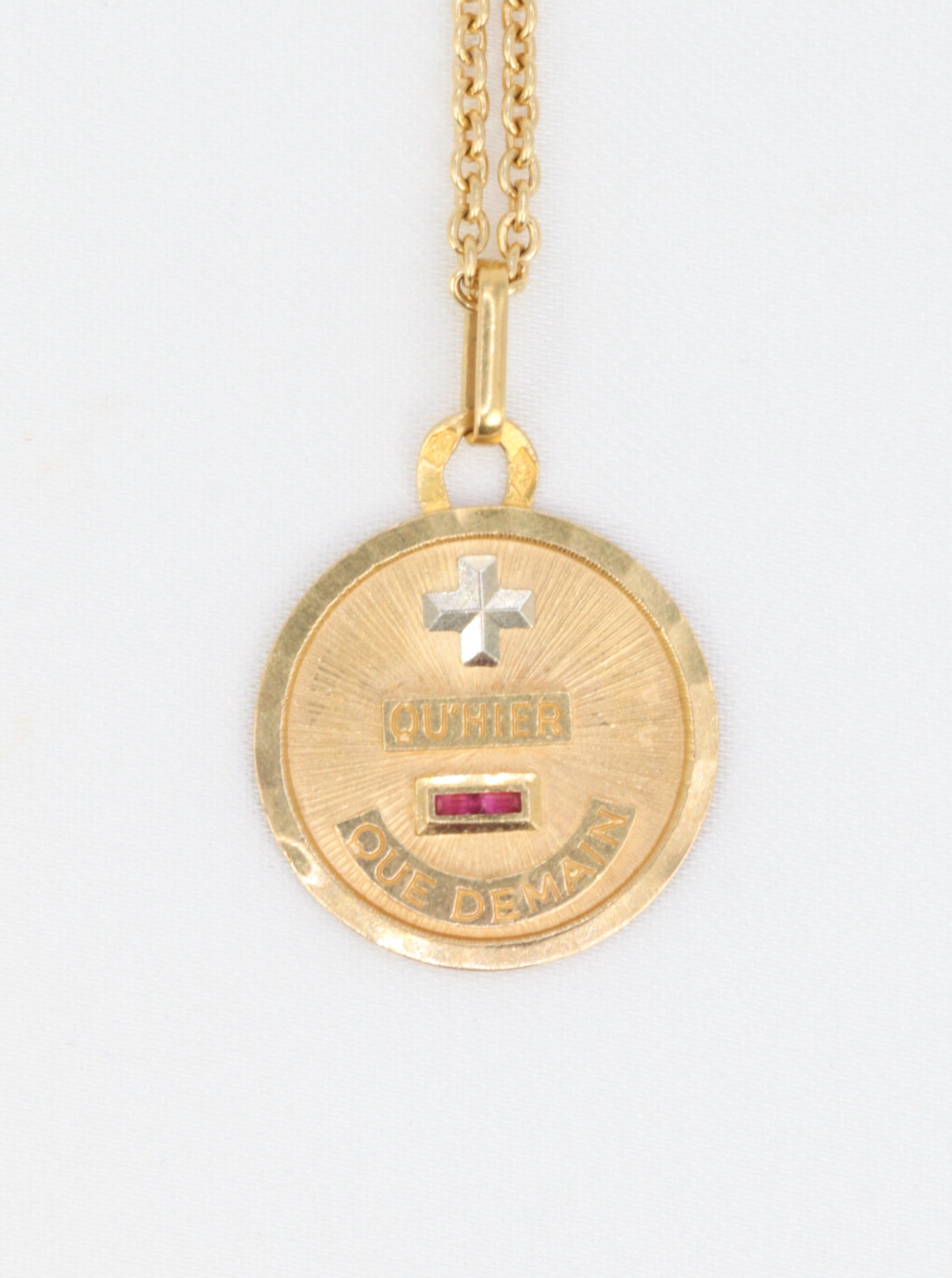 Augis love medal small model in gold and ruby