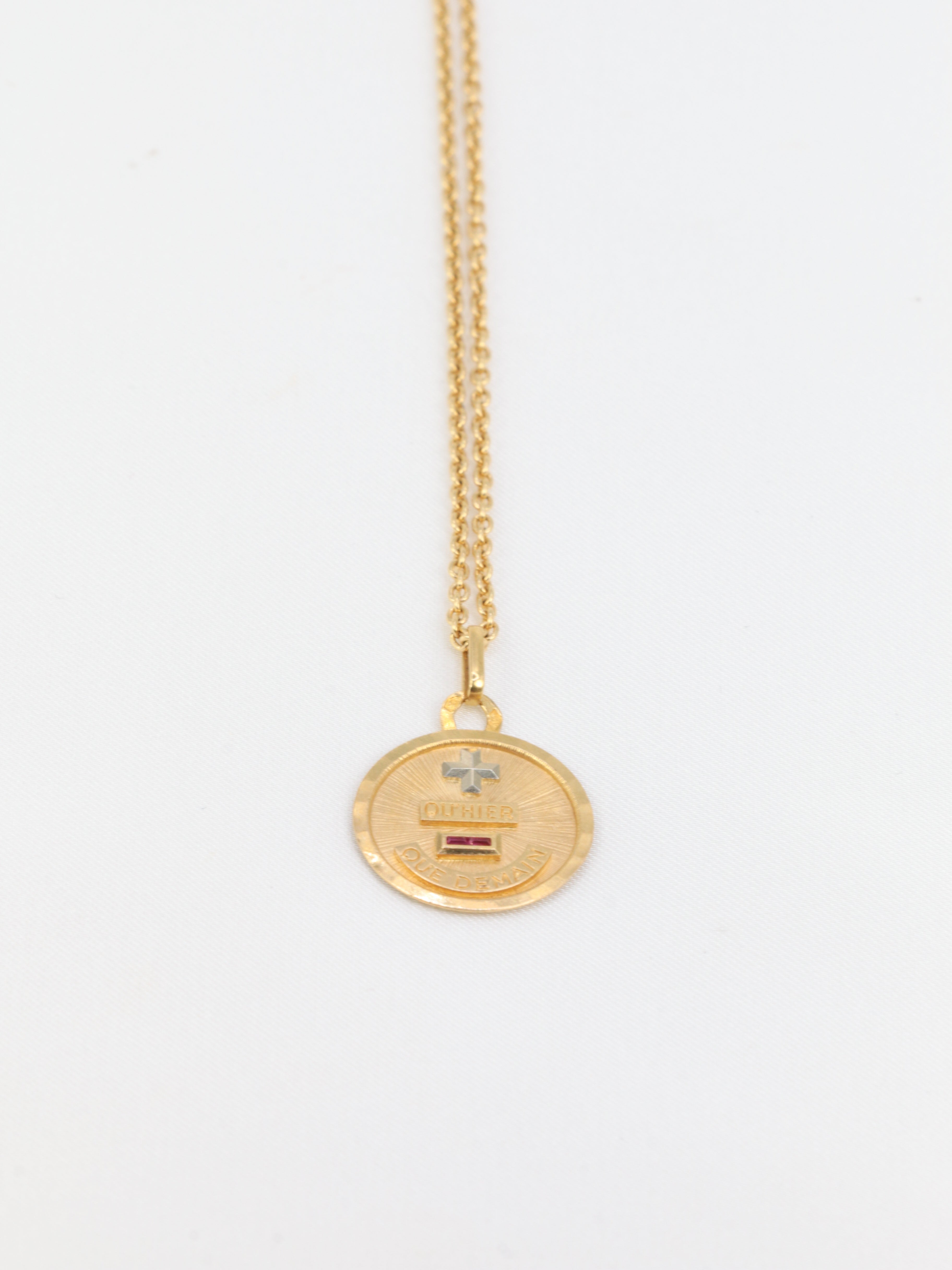 Augis love medal small model in gold and ruby