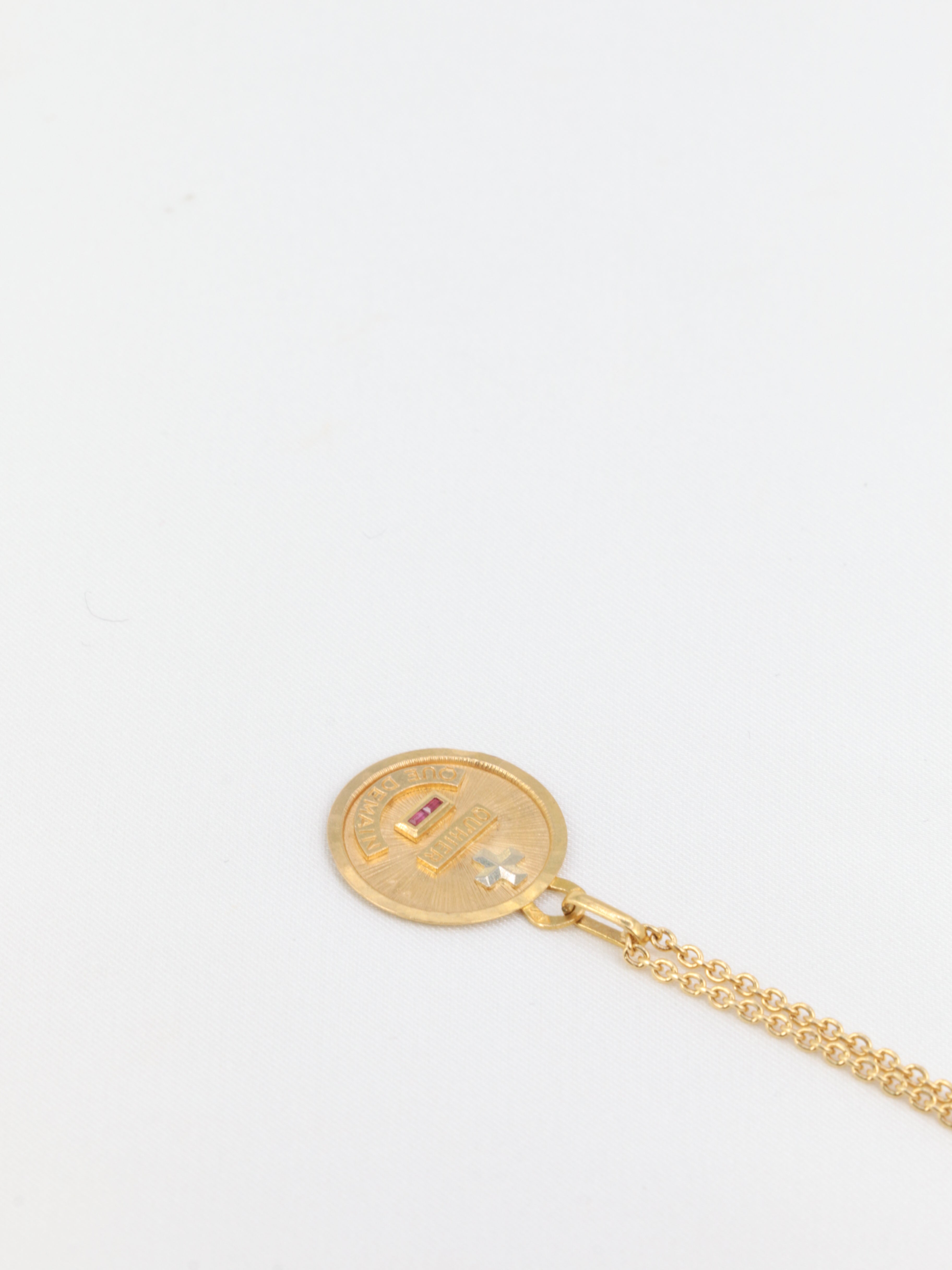 Augis love medal small model in gold and ruby