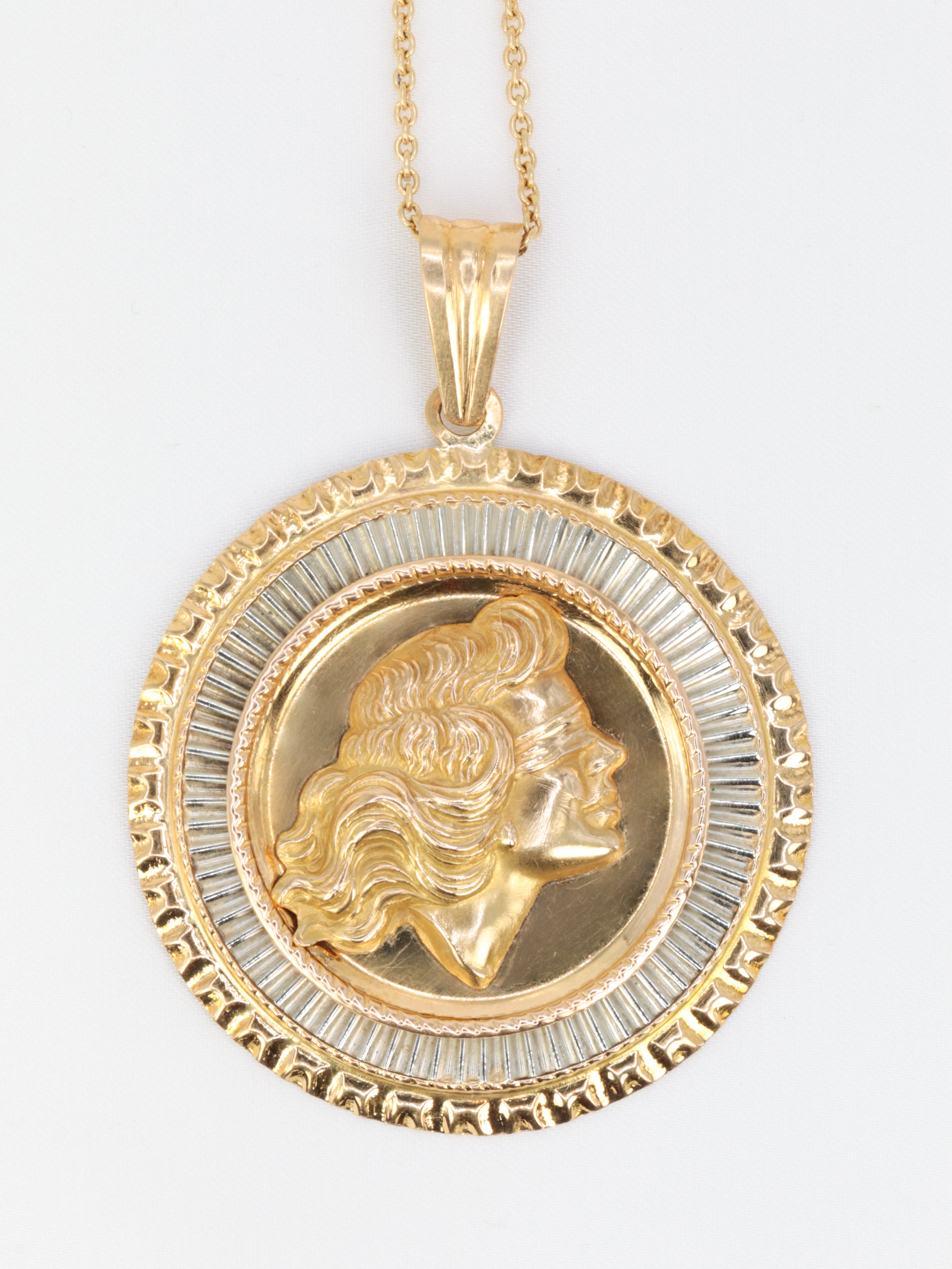 Vintage medal in yellow and white gold depicting the goddess Fortuna