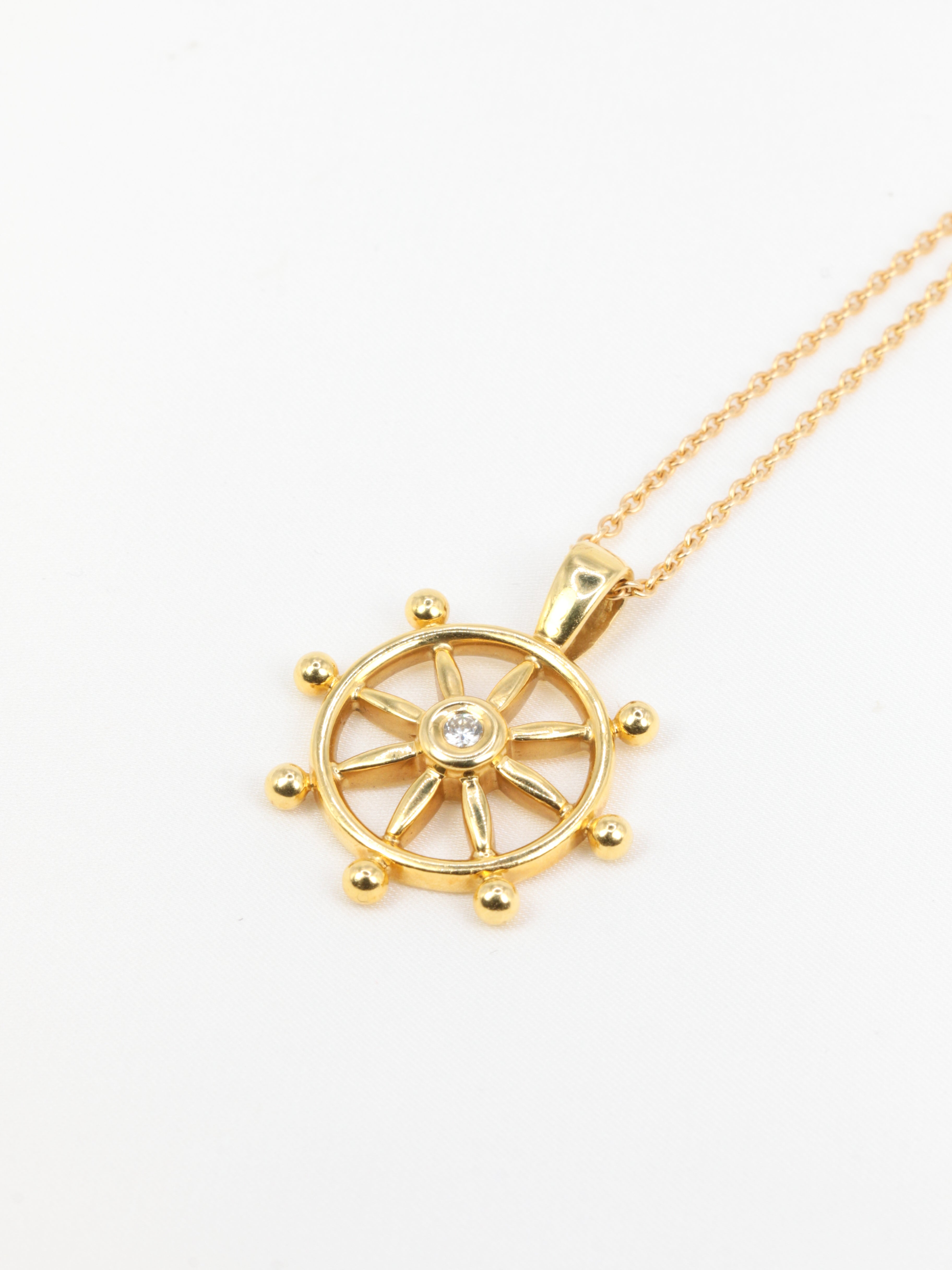 Boat wheel pendant in yellow gold and diamond