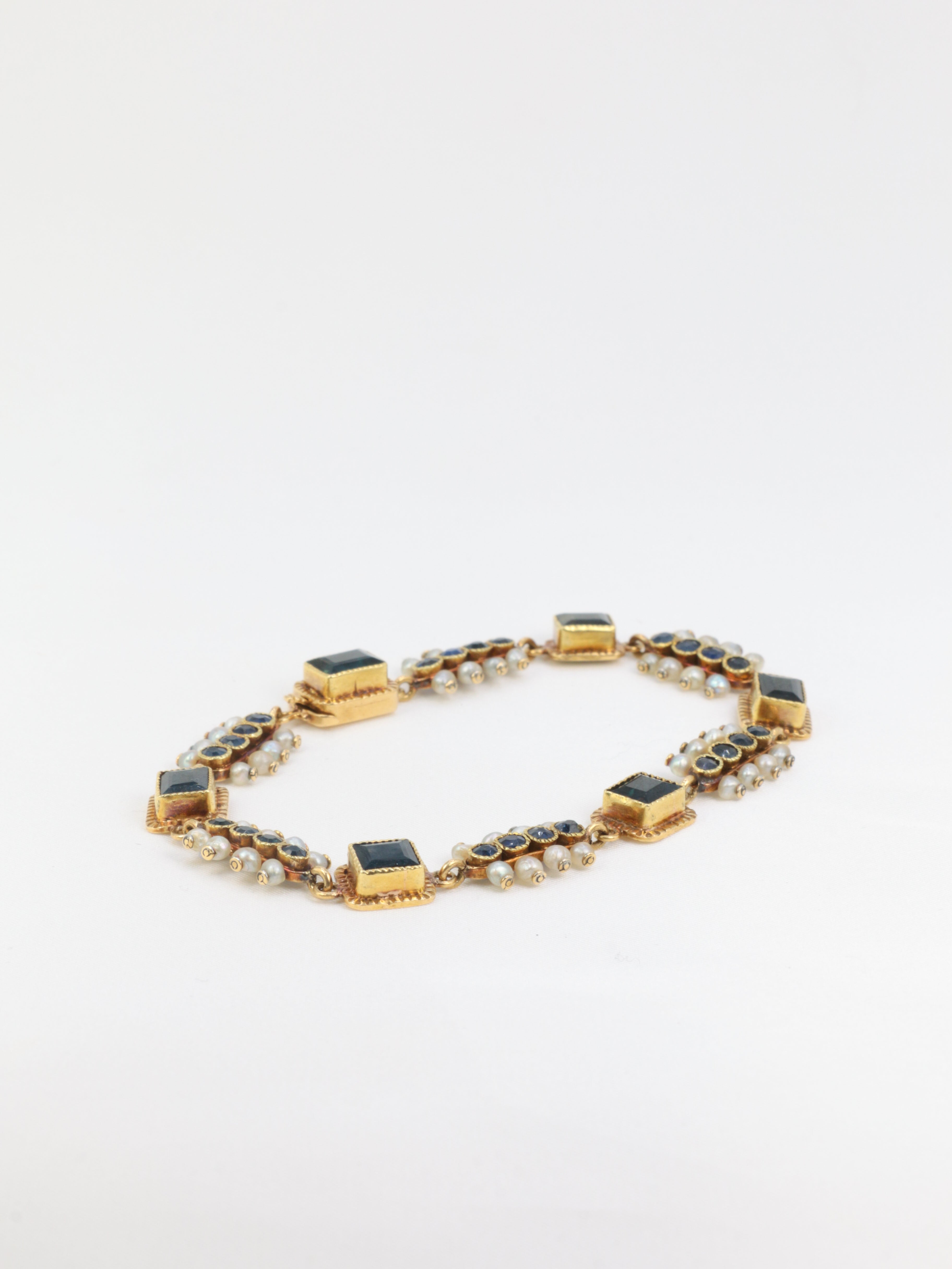 Old 19th century bracelet in gold, sapphires and fine pearls